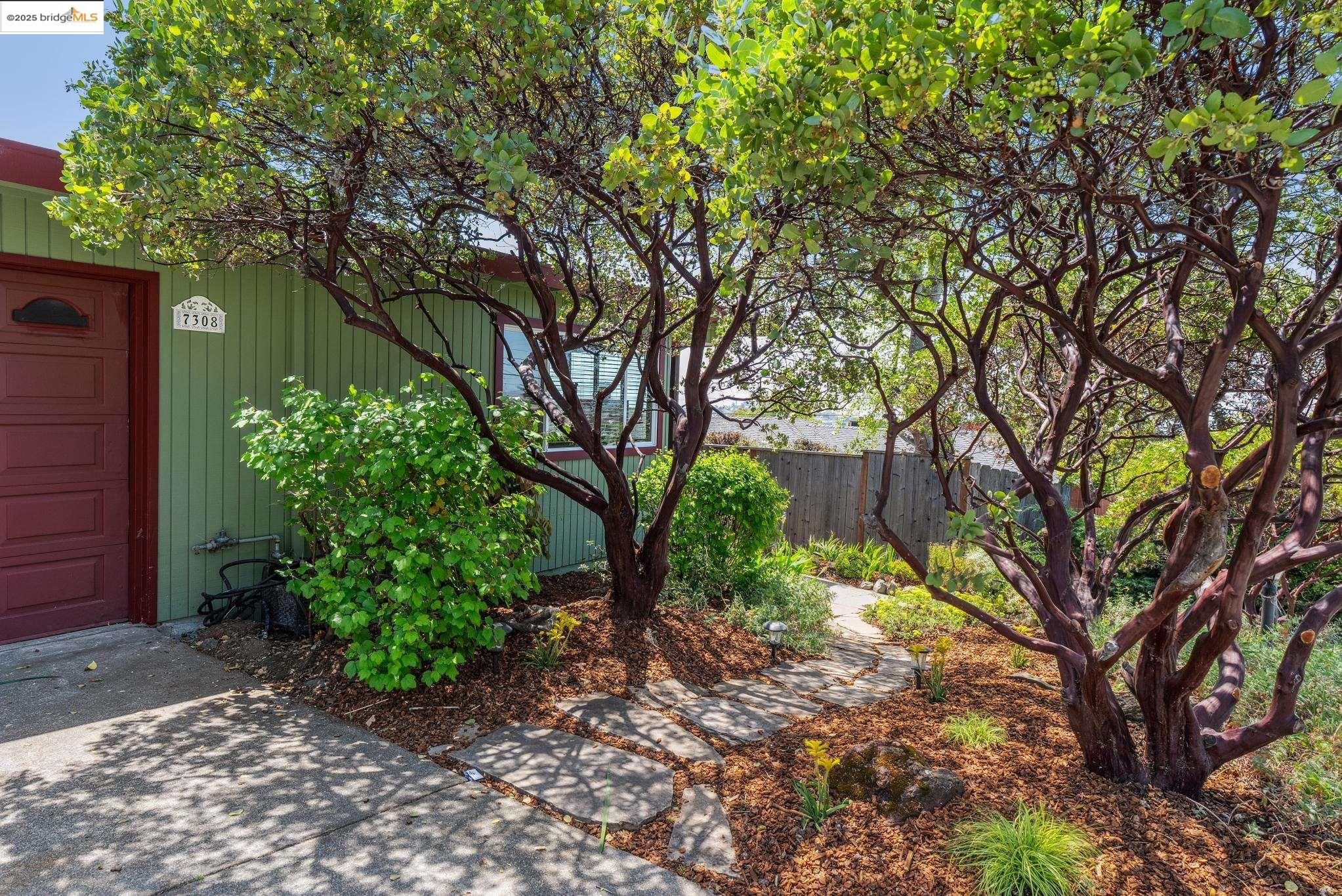Detail Gallery Image 3 of 55 For 7308 Potrero Ave, El Cerrito,  CA 94530 - 3 Beds | 2 Baths