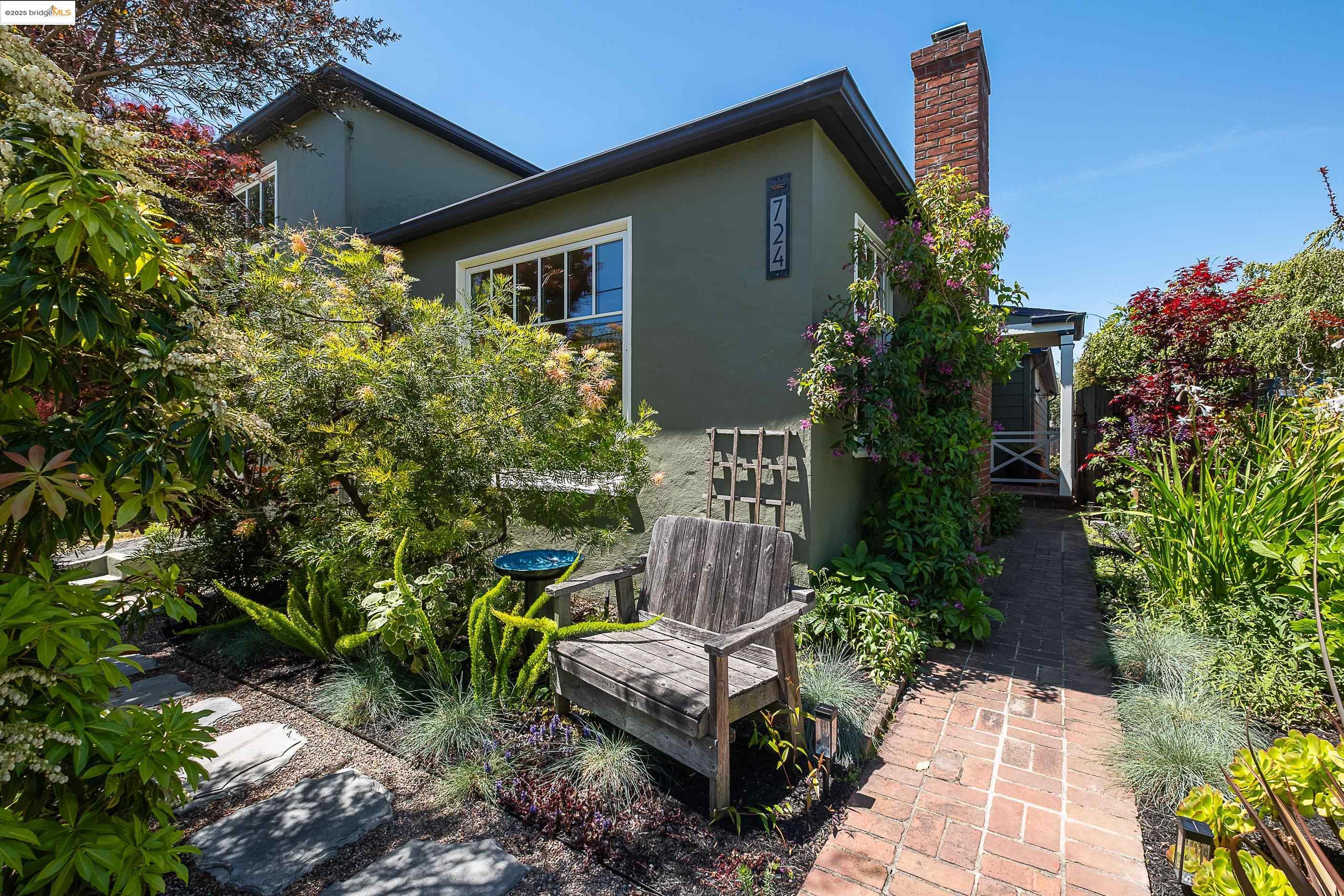 Detail Gallery Image 1 of 1 For 724 Santa Fe Ave, Albany,  CA 94706 - 3 Beds | 2 Baths