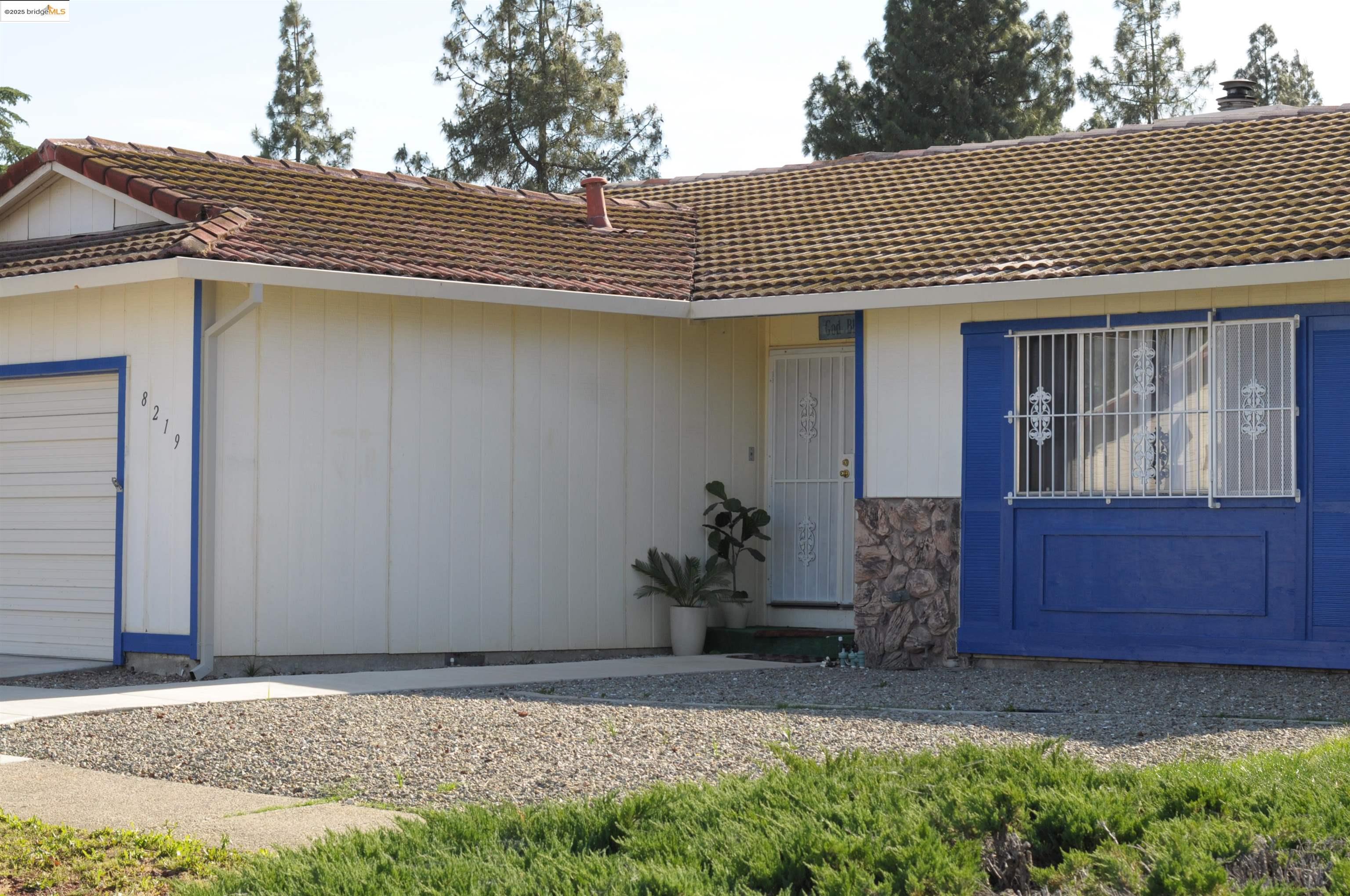 Detail Gallery Image 2 of 30 For 8219 New York Drive, Stockton,  CA 95210 - 2 Beds | 2 Baths