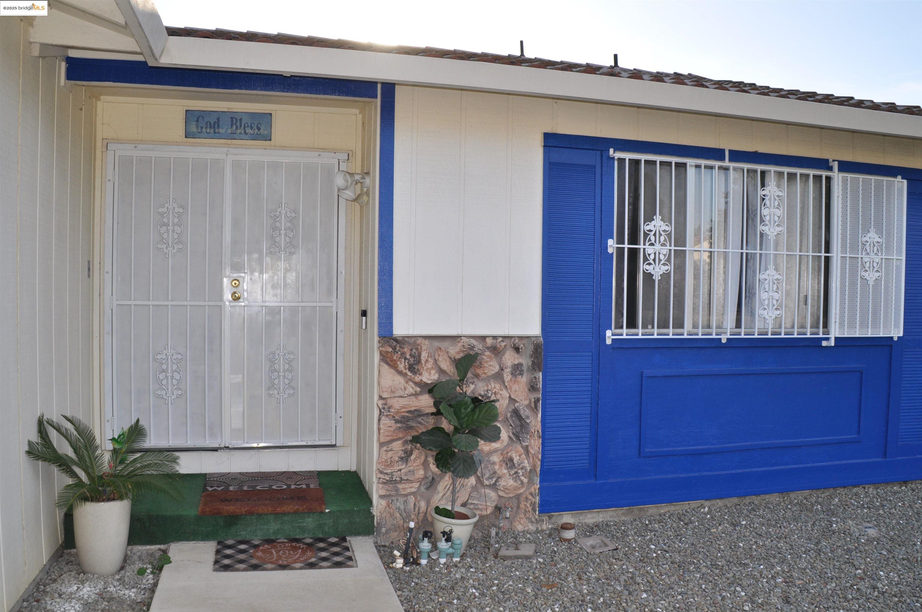 Detail Gallery Image 3 of 30 For 8219 New York Drive, Stockton,  CA 95210 - 2 Beds | 2 Baths