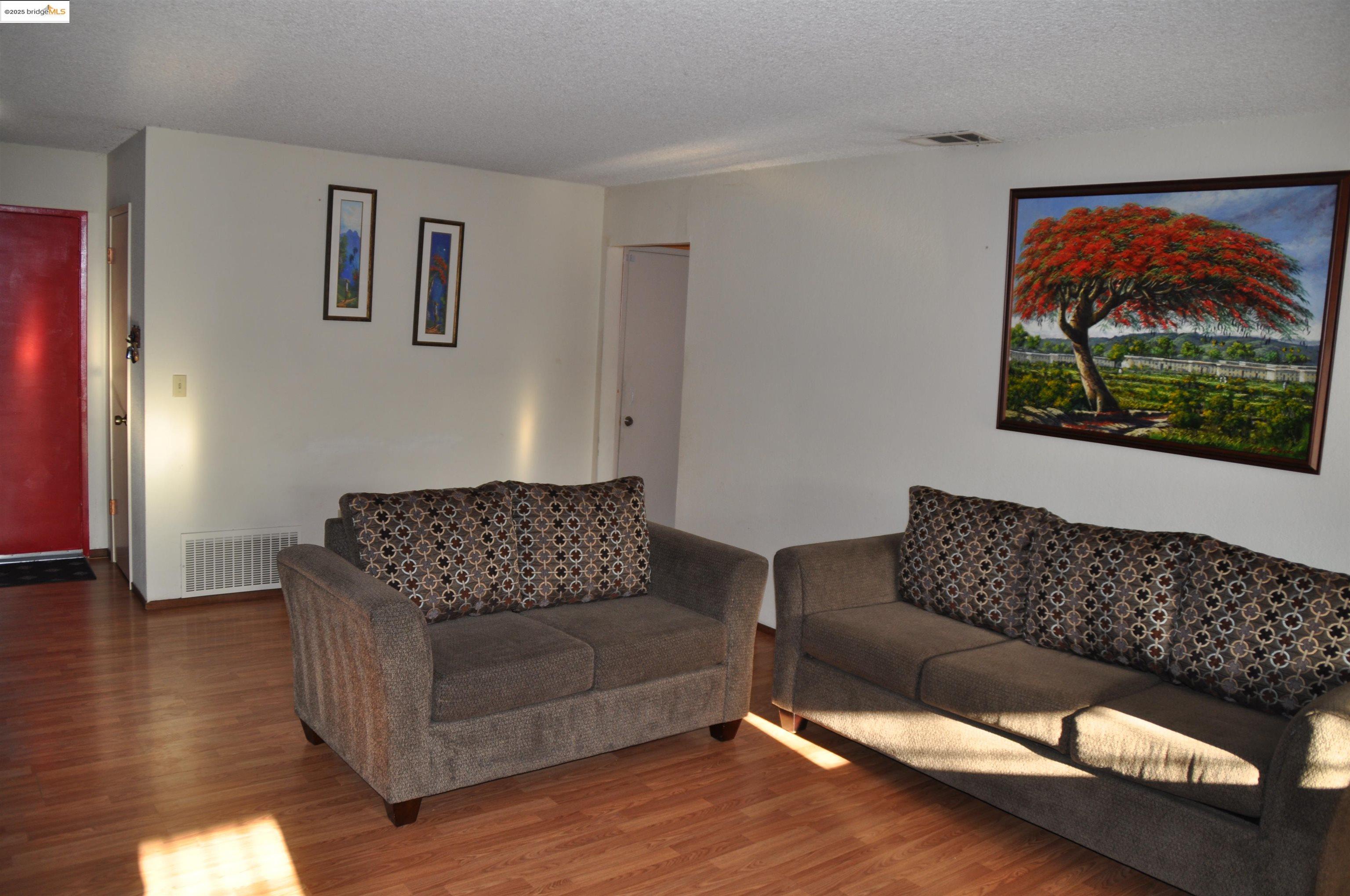 Detail Gallery Image 5 of 30 For 8219 New York Drive, Stockton,  CA 95210 - 2 Beds | 2 Baths