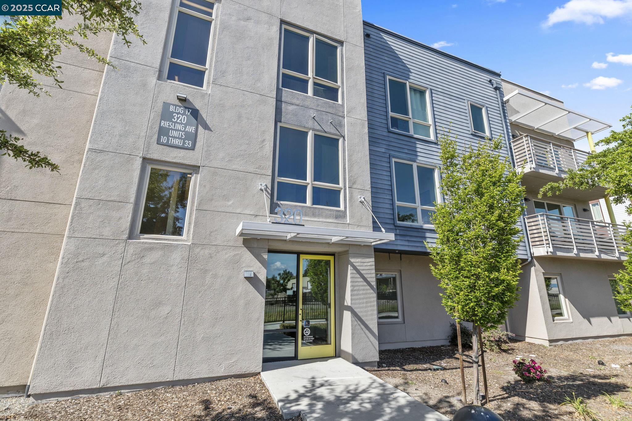Detail Gallery Image 2 of 60 For 320 Riesling Ave #23,  Milpitas,  CA 95035 - 3 Beds | 2/1 Baths