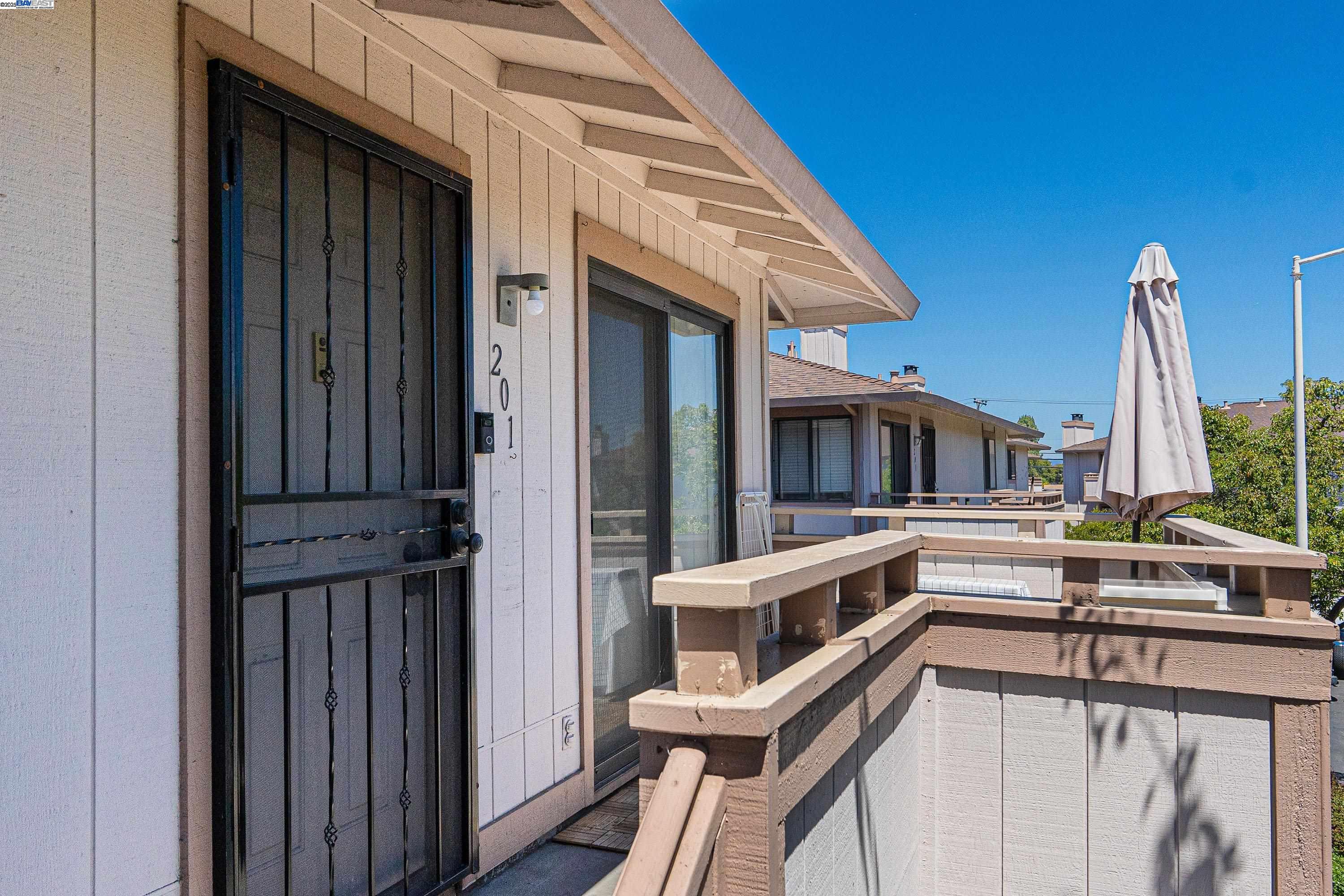 Detail Gallery Image 2 of 23 For 25073 Copa Del Oro Dr #201,  Hayward,  CA 94545 - 2 Beds | 2 Baths
