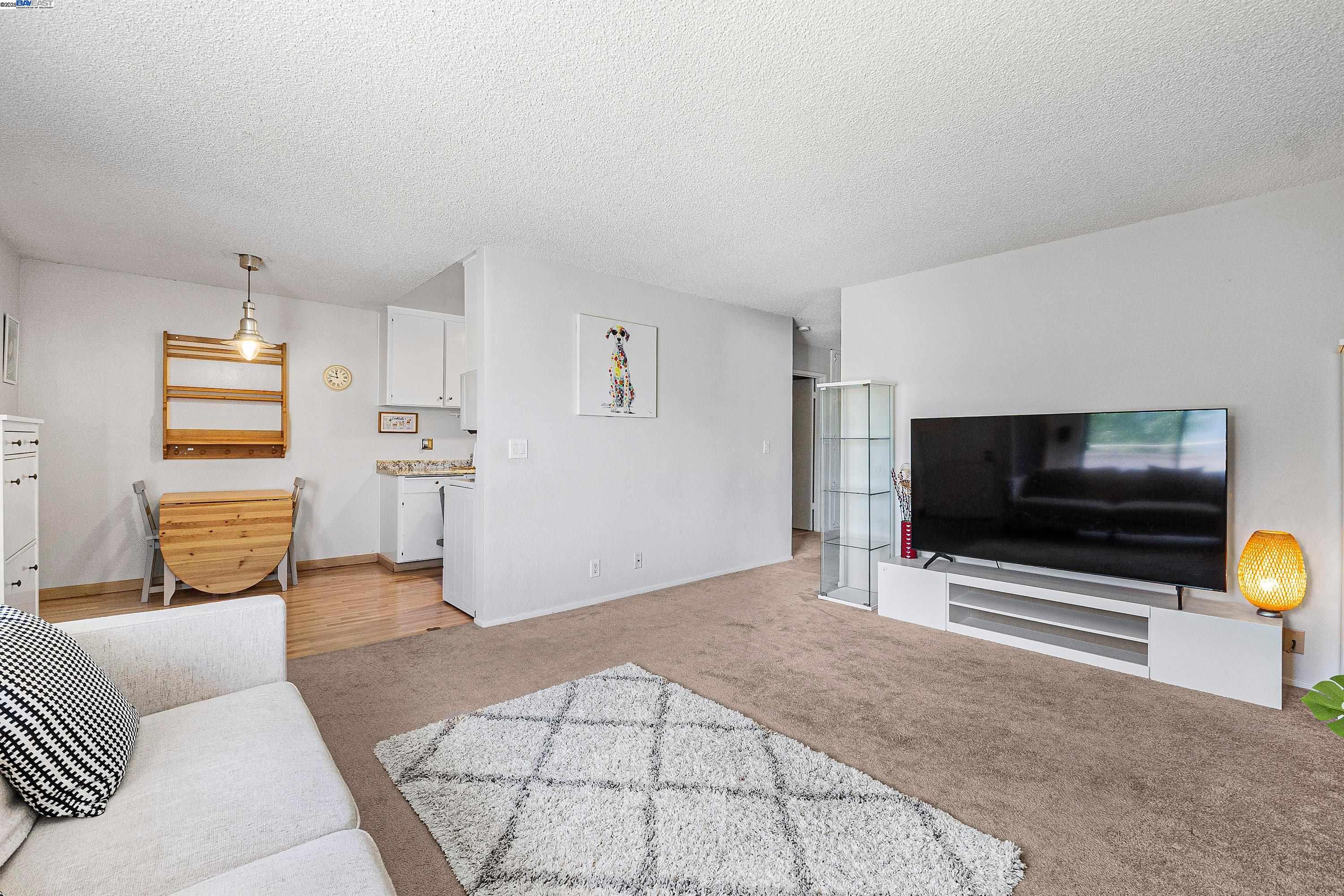 Detail Gallery Image 5 of 23 For 25073 Copa Del Oro Dr #201,  Hayward,  CA 94545 - 2 Beds | 2 Baths