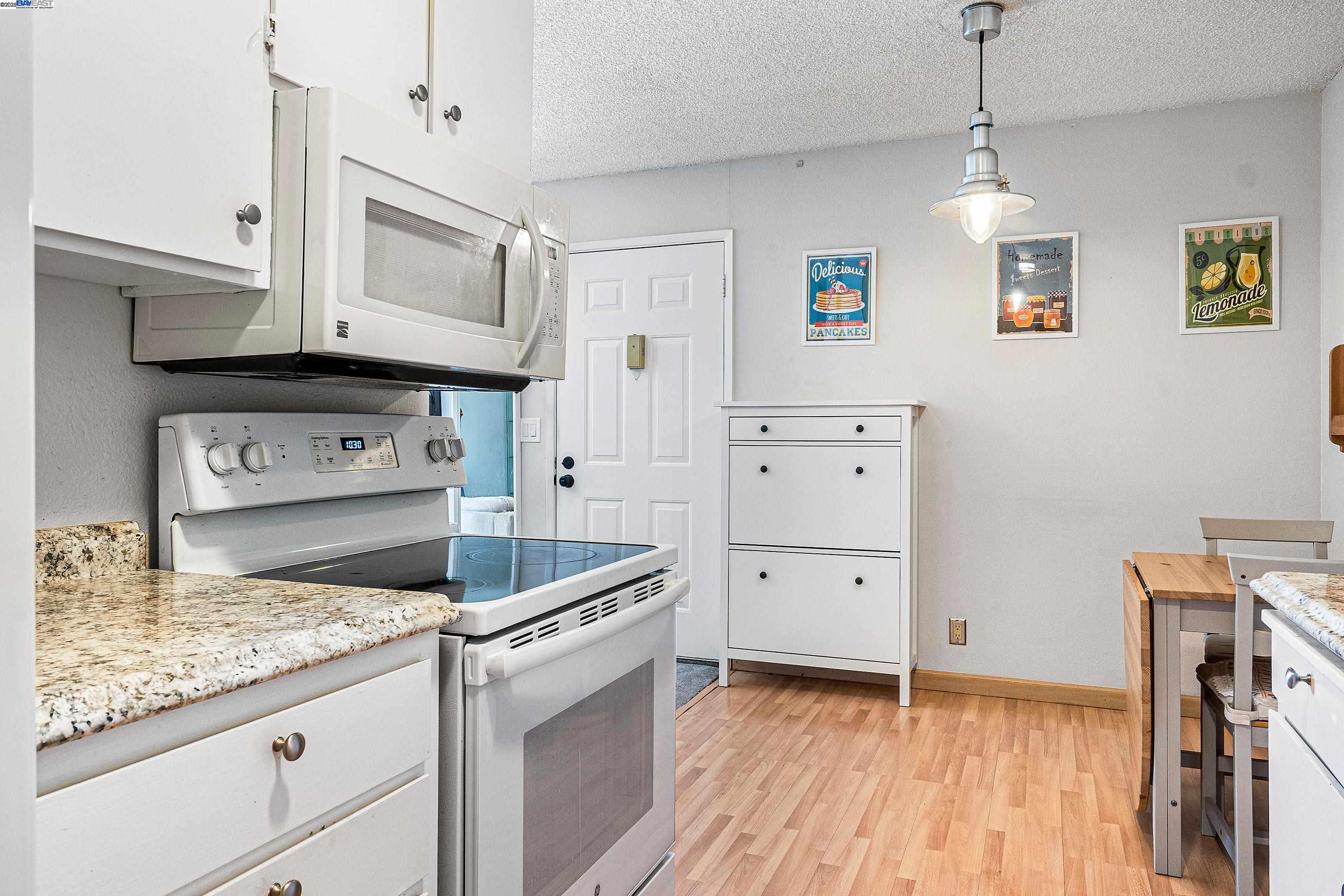 Detail Gallery Image 9 of 23 For 25073 Copa Del Oro Dr #201,  Hayward,  CA 94545 - 2 Beds | 2 Baths