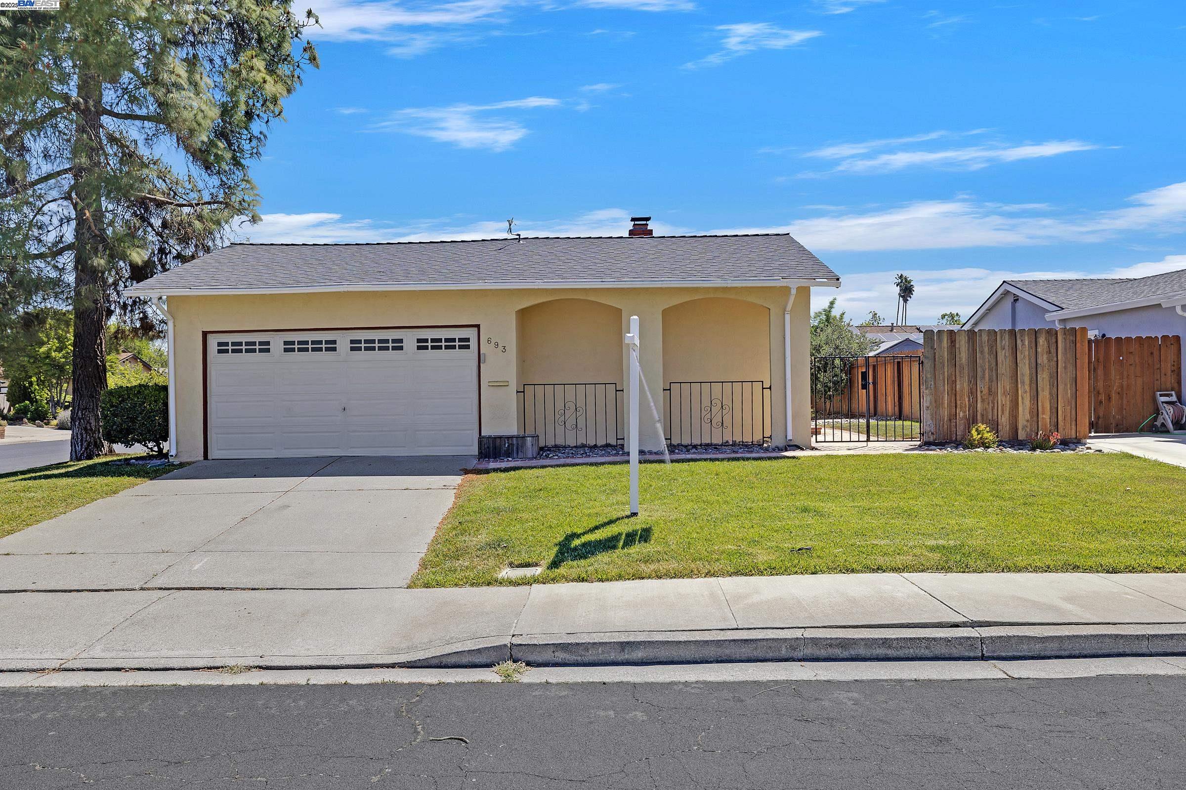 Detail Gallery Image 2 of 42 For 693 Mayten Dr, Livermore,  CA 94551 - 4 Beds | 2 Baths