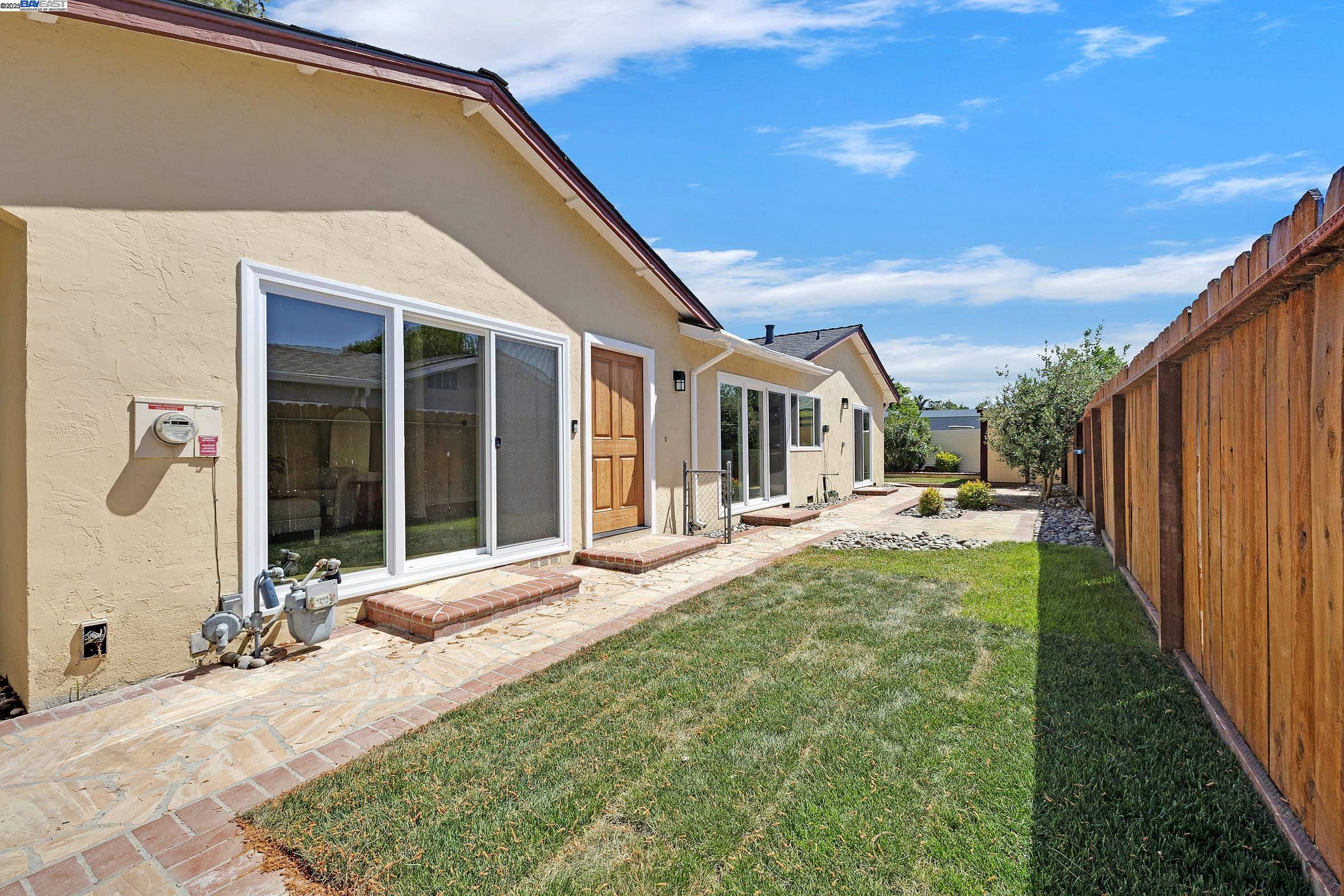 Detail Gallery Image 3 of 42 For 693 Mayten Dr, Livermore,  CA 94551 - 4 Beds | 2 Baths