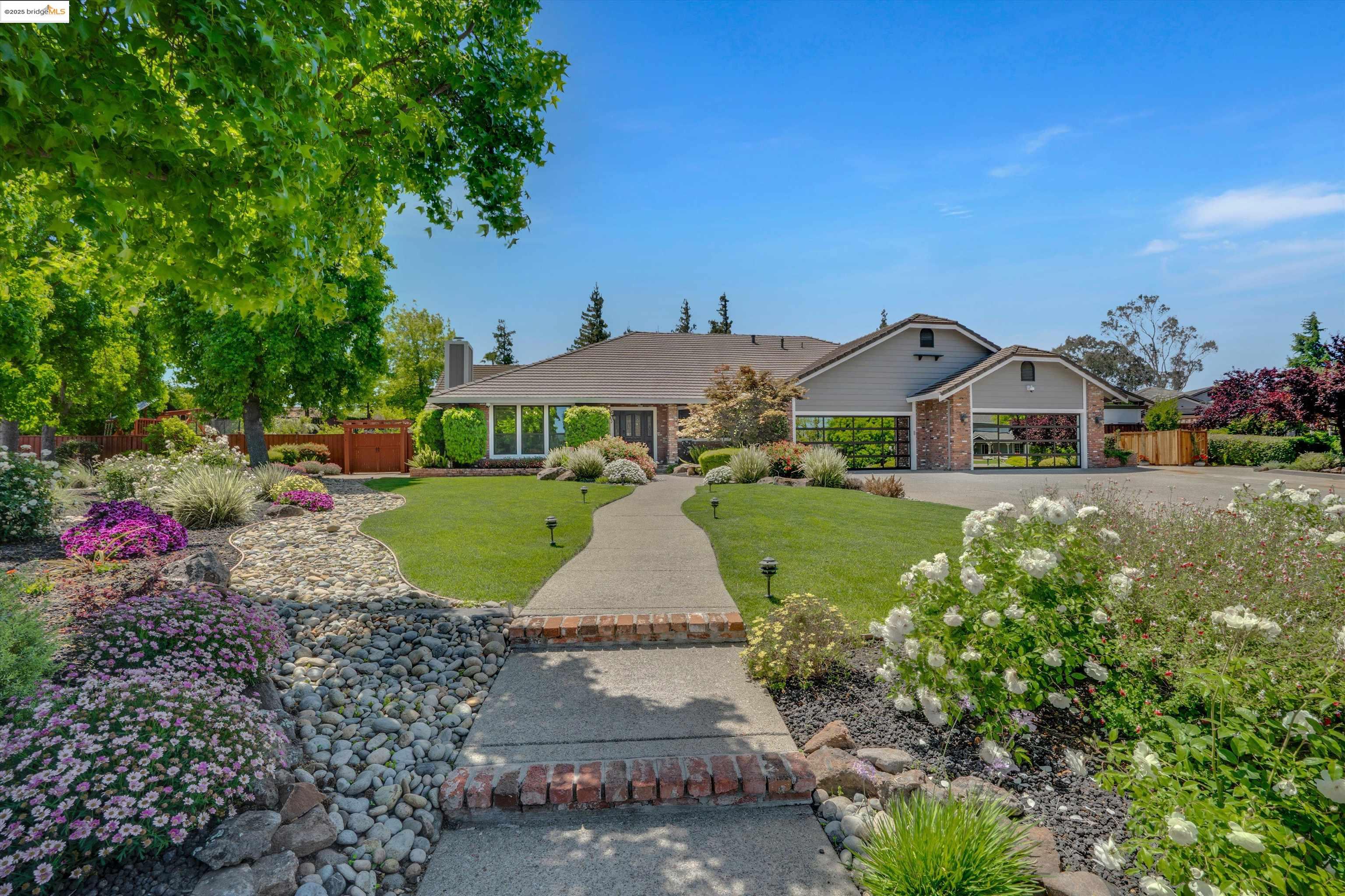 Detail Gallery Image 4 of 60 For 25 Madeira Ct, Oakley,  CA 94561 - 4 Beds | 4 Baths
