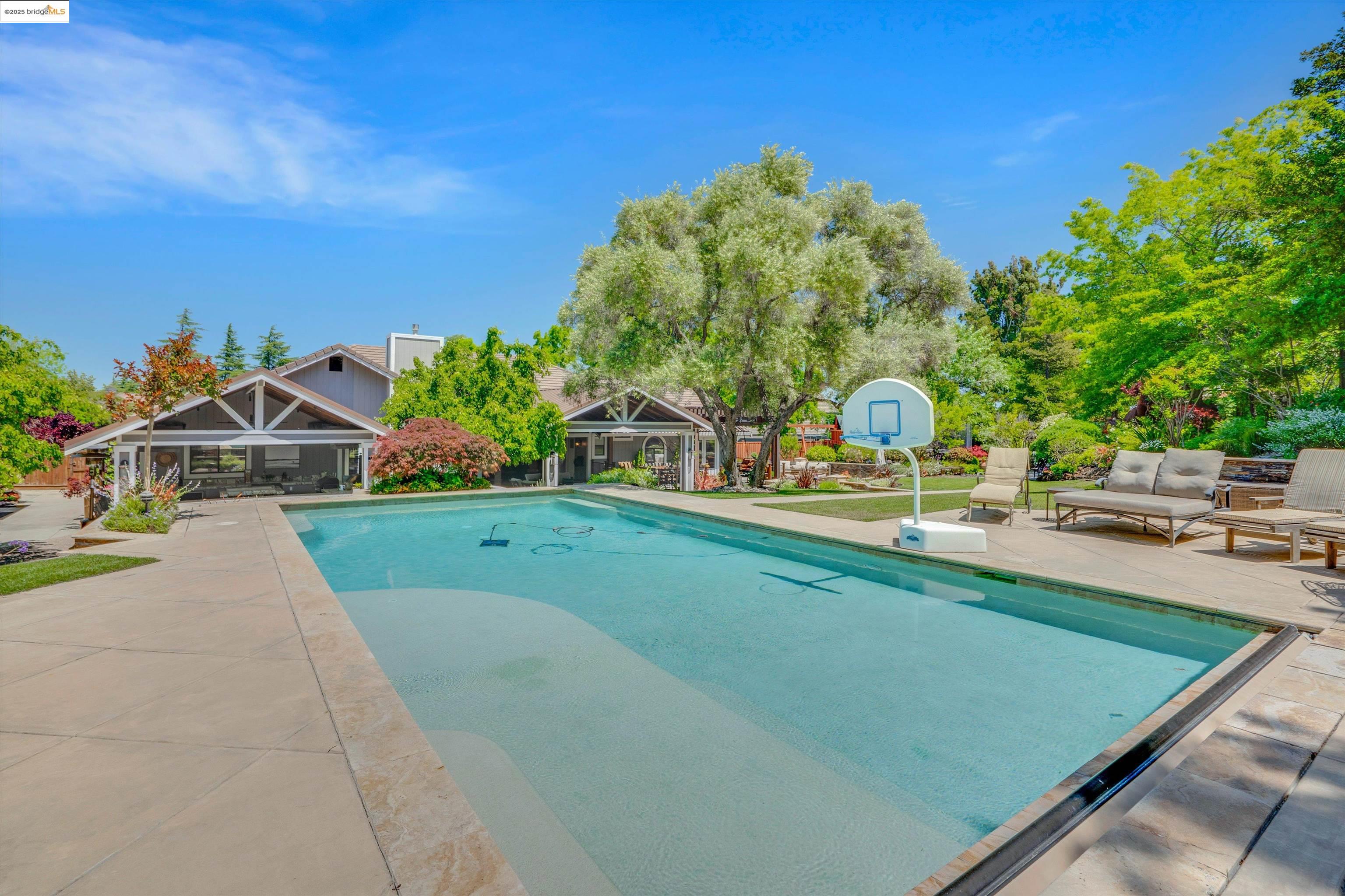 Detail Gallery Image 37 of 60 For 25 Madeira Ct, Oakley,  CA 94561 - 4 Beds | 4 Baths