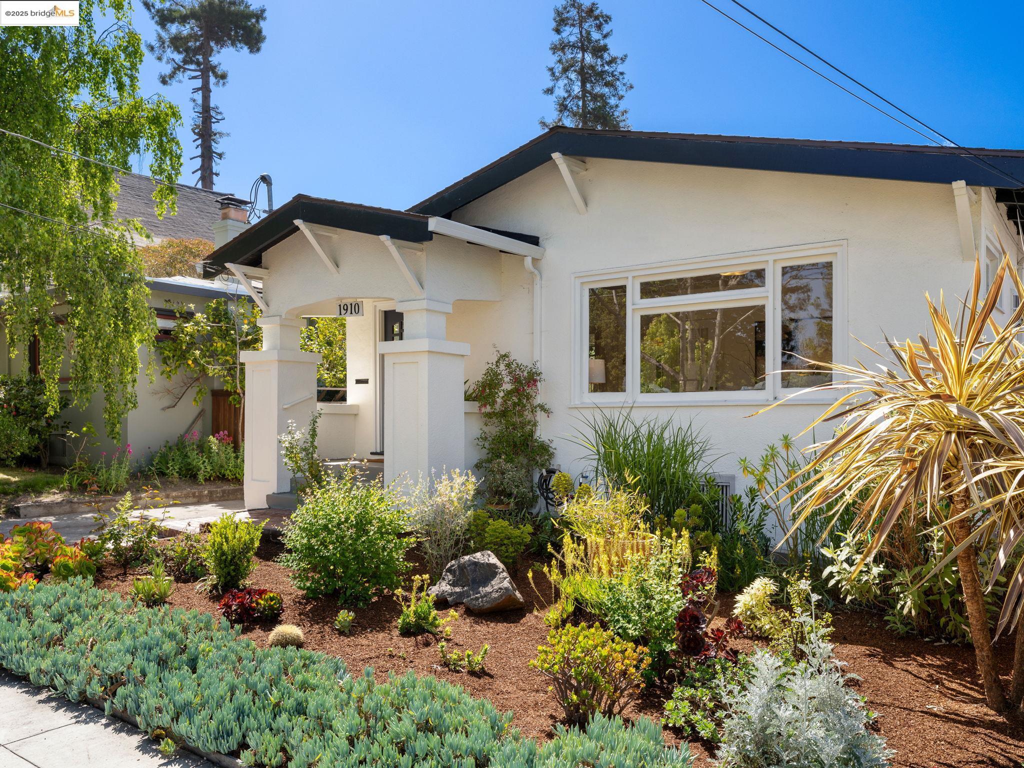 Detail Gallery Image 2 of 43 For 1910 Blake St, Berkeley,  CA 94704 - 3 Beds | 2 Baths