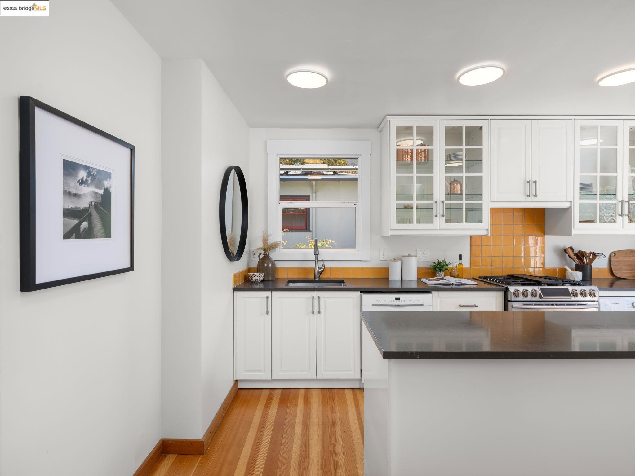 Detail Gallery Image 11 of 43 For 1910 Blake St, Berkeley,  CA 94704 - 3 Beds | 2 Baths