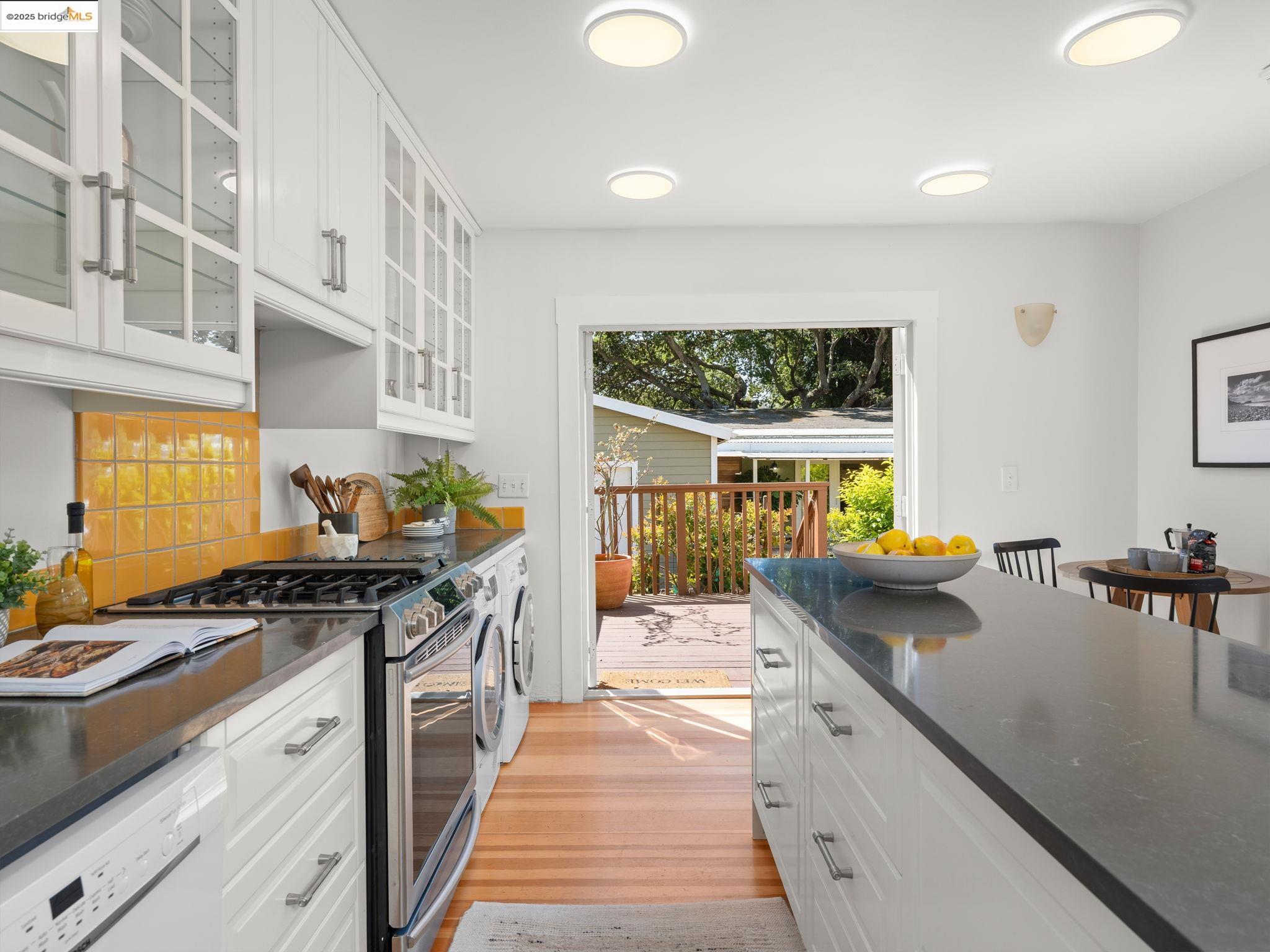 Detail Gallery Image 12 of 43 For 1910 Blake St, Berkeley,  CA 94704 - 3 Beds | 2 Baths