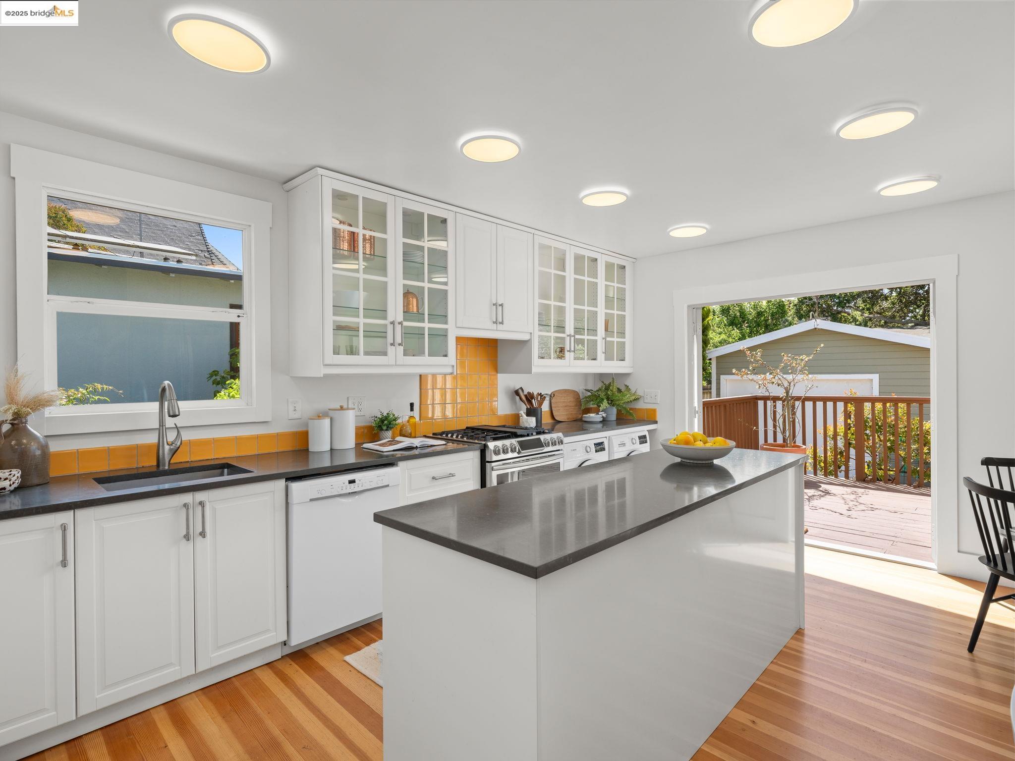 Detail Gallery Image 13 of 43 For 1910 Blake St, Berkeley,  CA 94704 - 3 Beds | 2 Baths