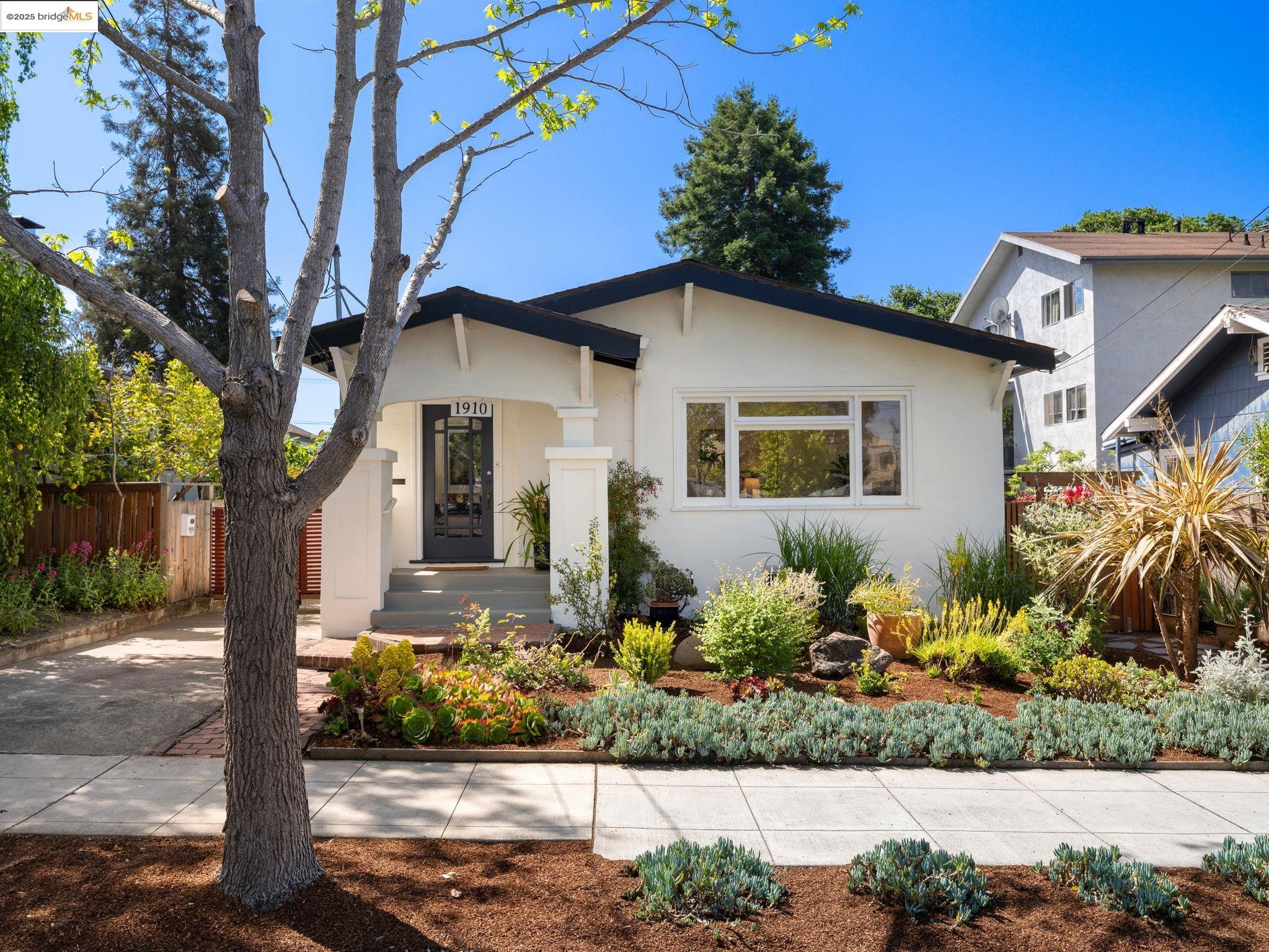 Detail Gallery Image 3 of 43 For 1910 Blake St, Berkeley,  CA 94704 - 3 Beds | 2 Baths