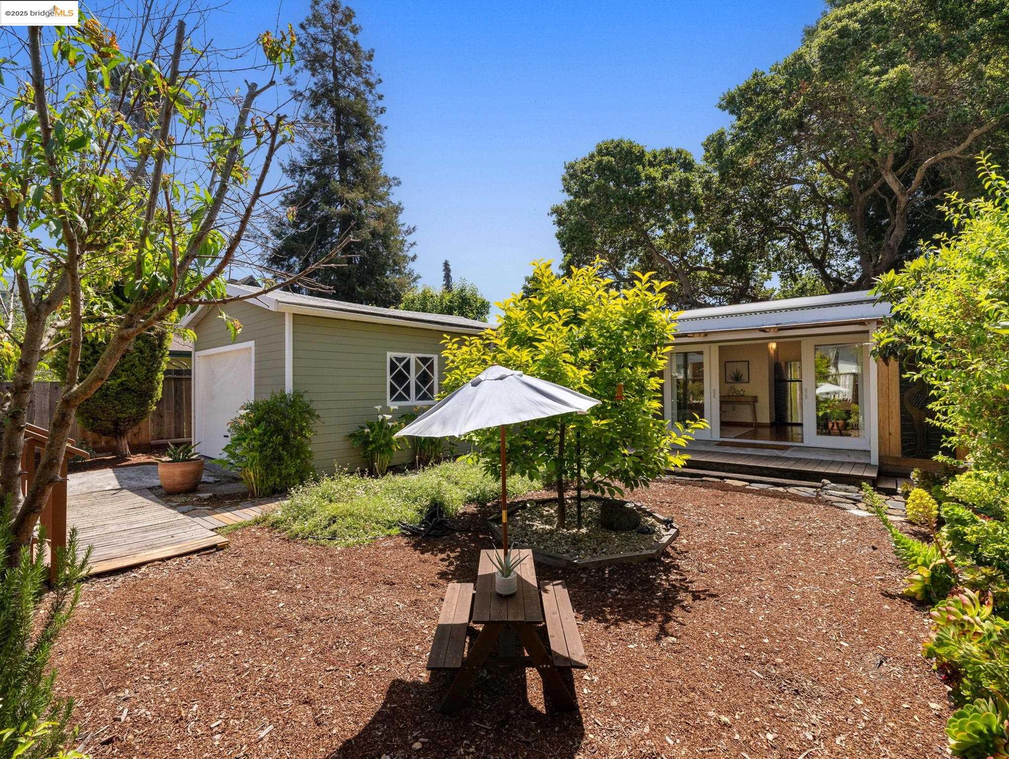 Detail Gallery Image 32 of 43 For 1910 Blake St, Berkeley,  CA 94704 - 3 Beds | 2 Baths
