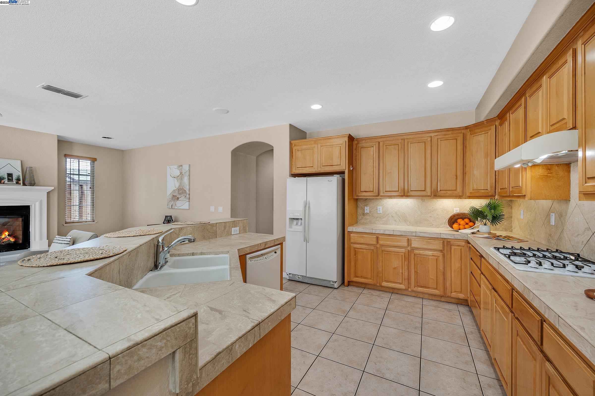 Detail Gallery Image 16 of 43 For 1304 Pyrenees St, Tracy,  CA 95304 - 5 Beds | 3 Baths