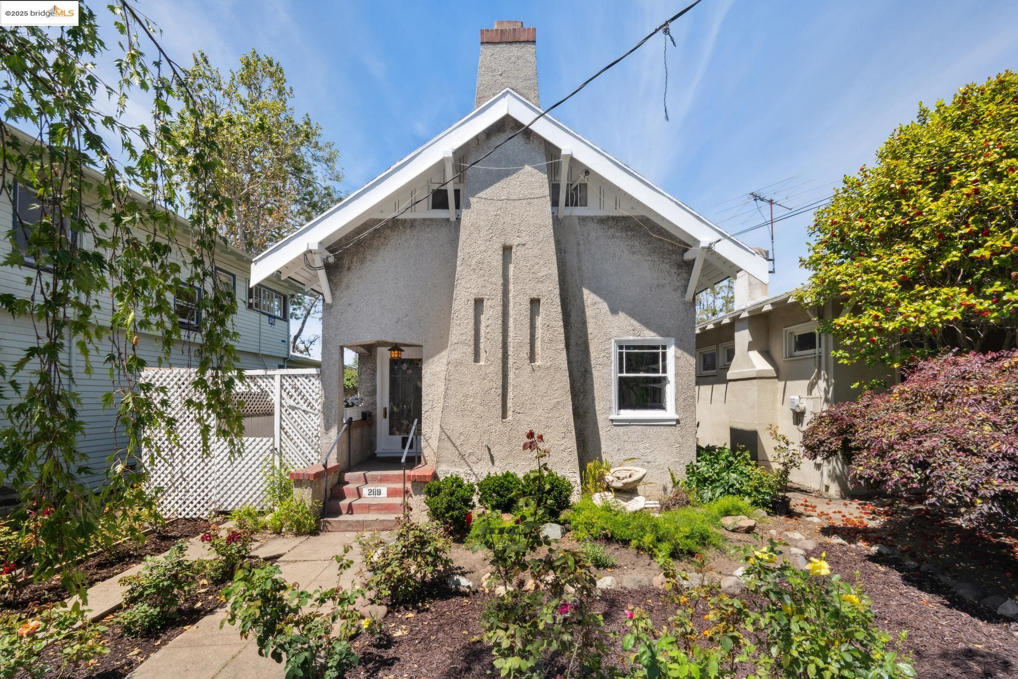 Detail Gallery Image 1 of 47 For 2119 Derby St, Berkeley,  CA 94705 - 2 Beds | 1 Baths