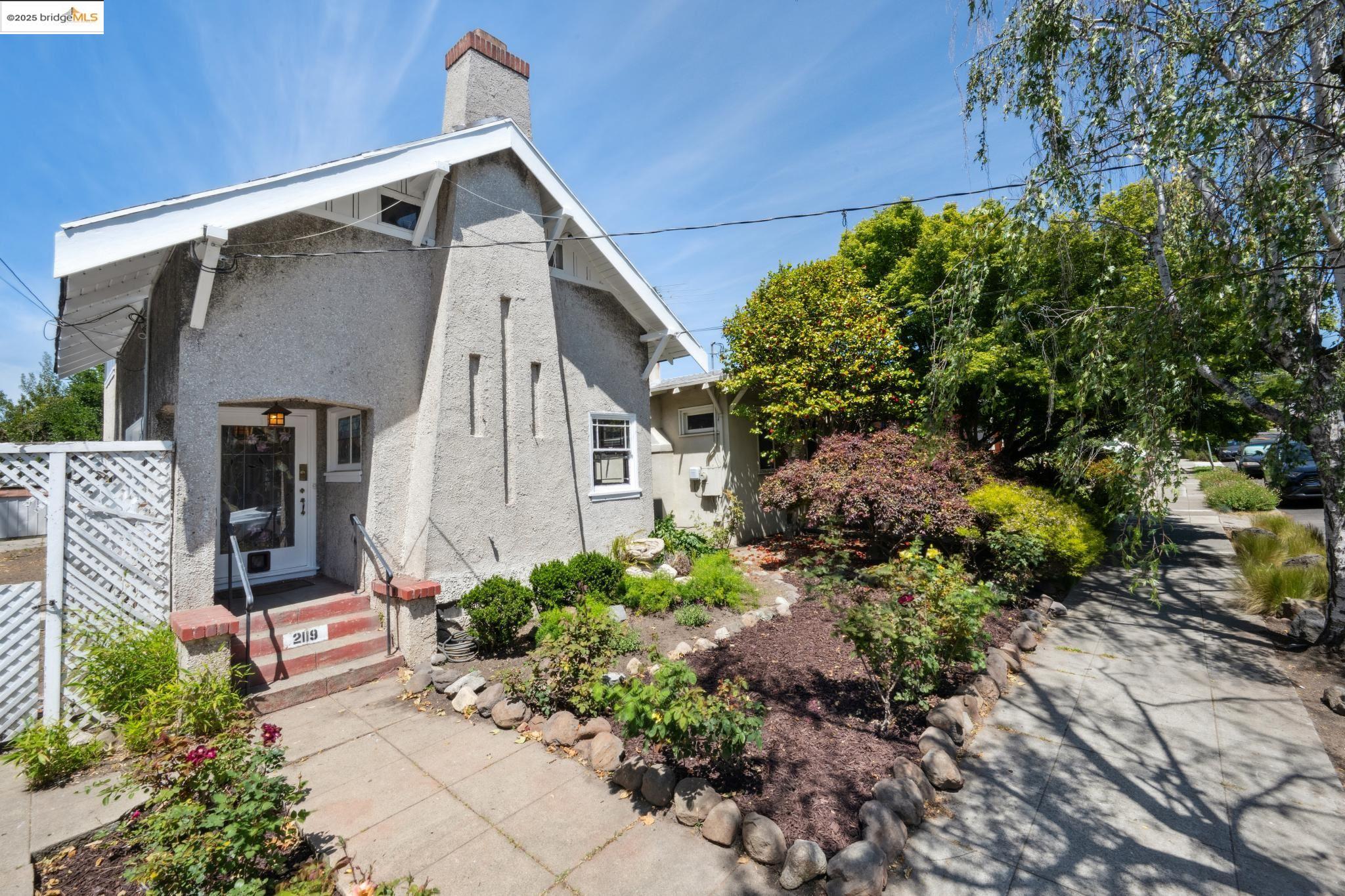 Detail Gallery Image 2 of 47 For 2119 Derby St, Berkeley,  CA 94705 - 2 Beds | 1 Baths