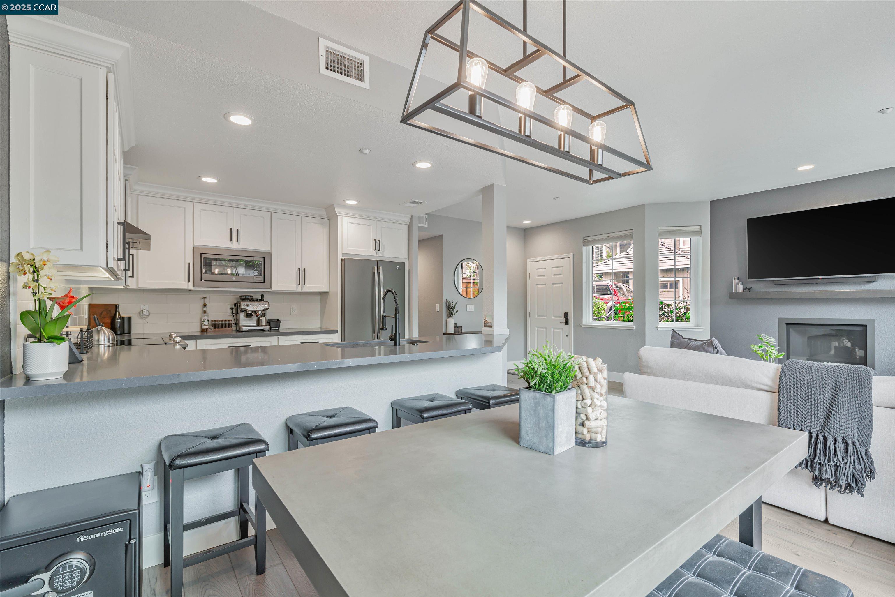 Detail Gallery Image 12 of 31 For 62 Danville Oak Pl, Danville,  CA 94526 - 2 Beds | 2 Baths