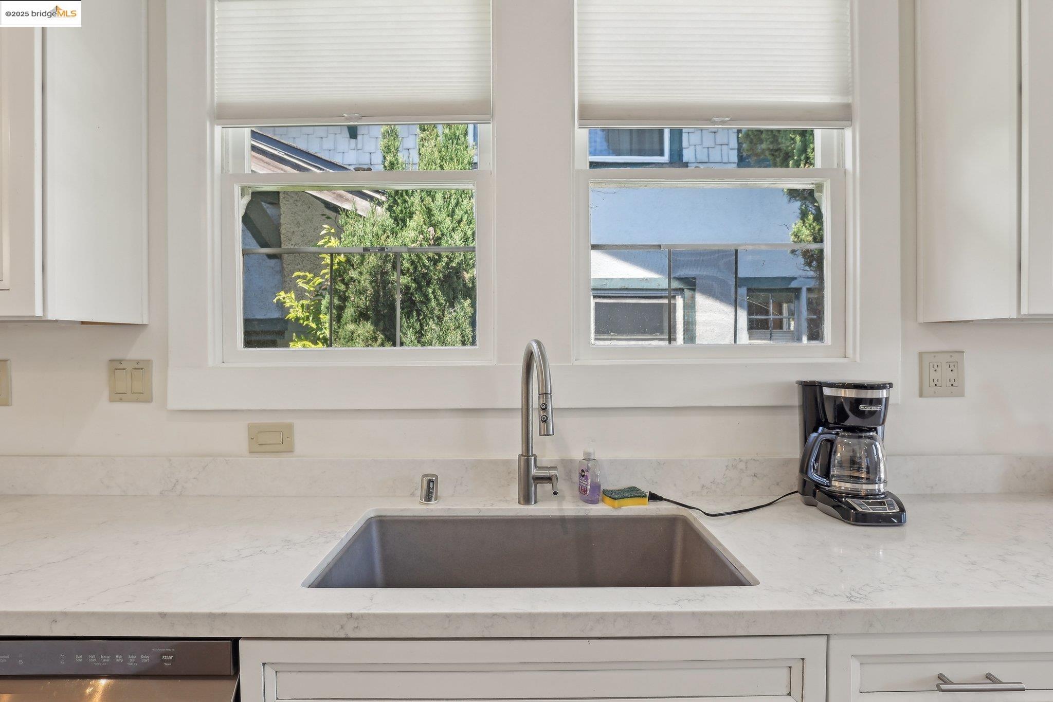 Detail Gallery Image 13 of 40 For 1318 8th St, Alameda,  CA 94501 - 2 Beds | 1/1 Baths