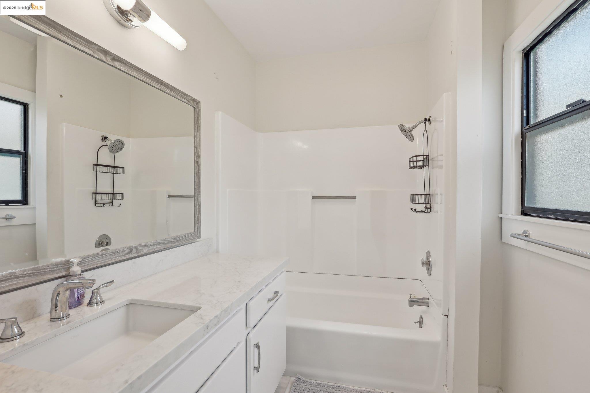 Detail Gallery Image 25 of 40 For 1318 8th St, Alameda,  CA 94501 - 2 Beds | 1/1 Baths