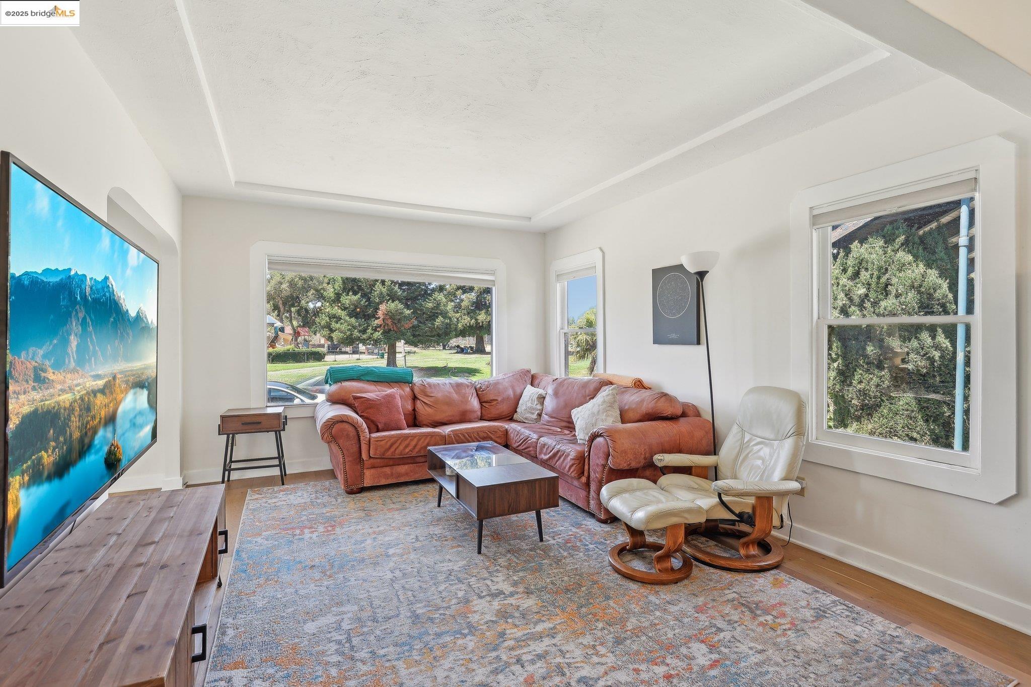 Detail Gallery Image 5 of 40 For 1318 8th St, Alameda,  CA 94501 - 2 Beds | 1/1 Baths