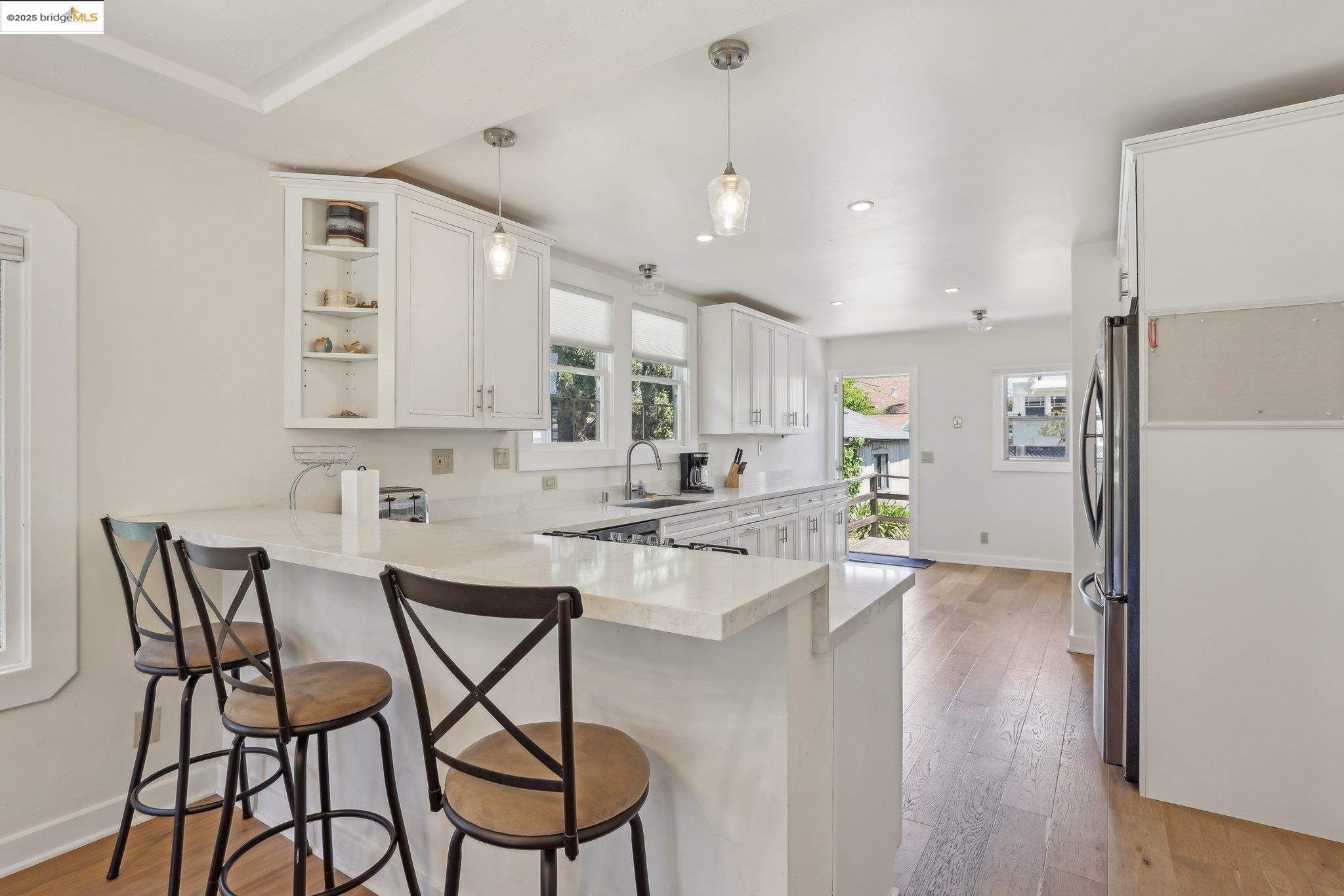 Detail Gallery Image 9 of 40 For 1318 8th St, Alameda,  CA 94501 - 2 Beds | 1/1 Baths
