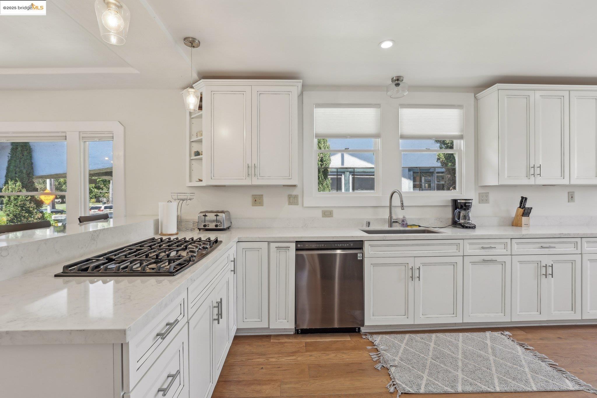 Detail Gallery Image 10 of 40 For 1318 8th St, Alameda,  CA 94501 - 2 Beds | 1/1 Baths