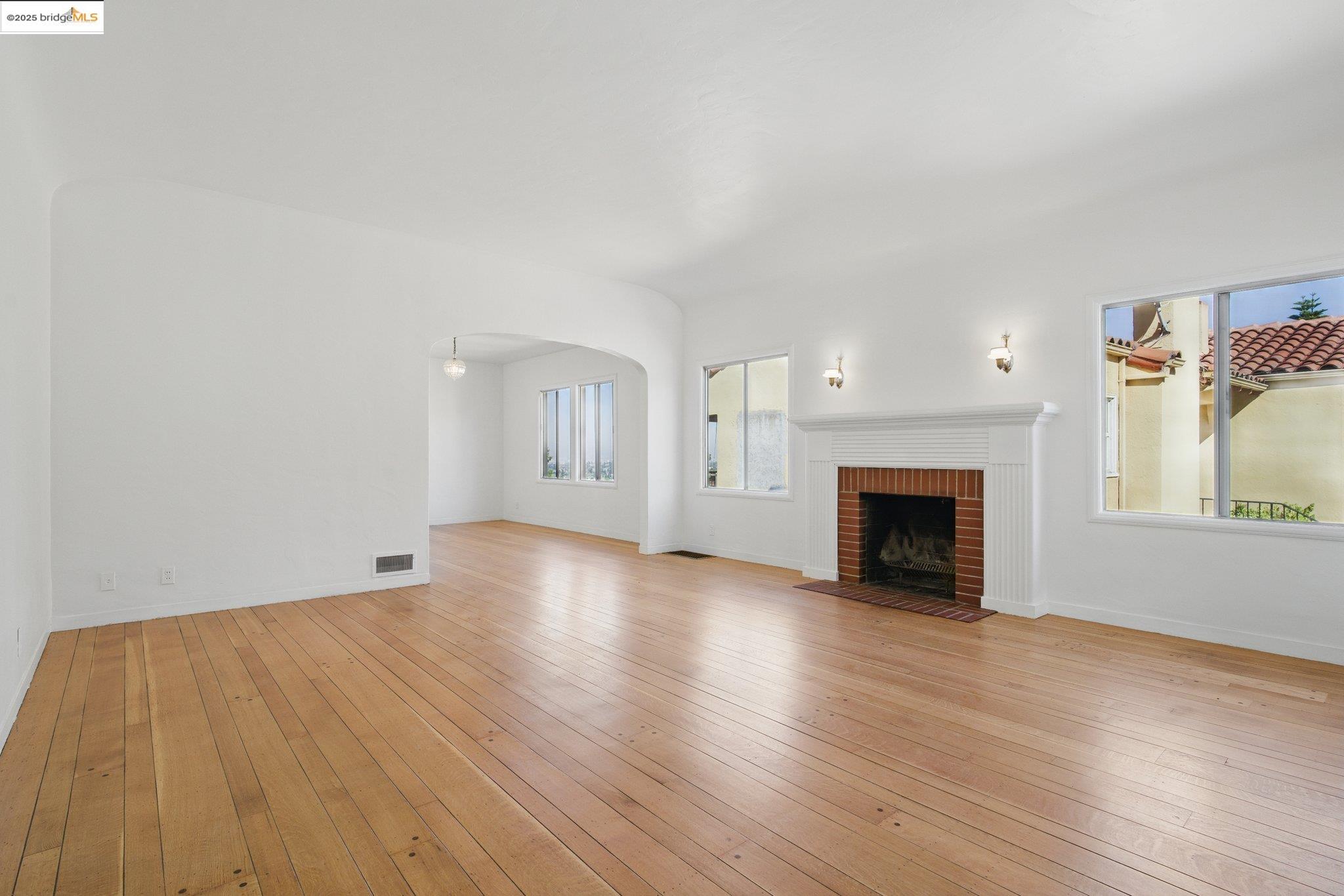 Detail Gallery Image 2 of 21 For 4689 Reinhardt Dr, Oakland,  CA 94619 - 4 Beds | 2 Baths