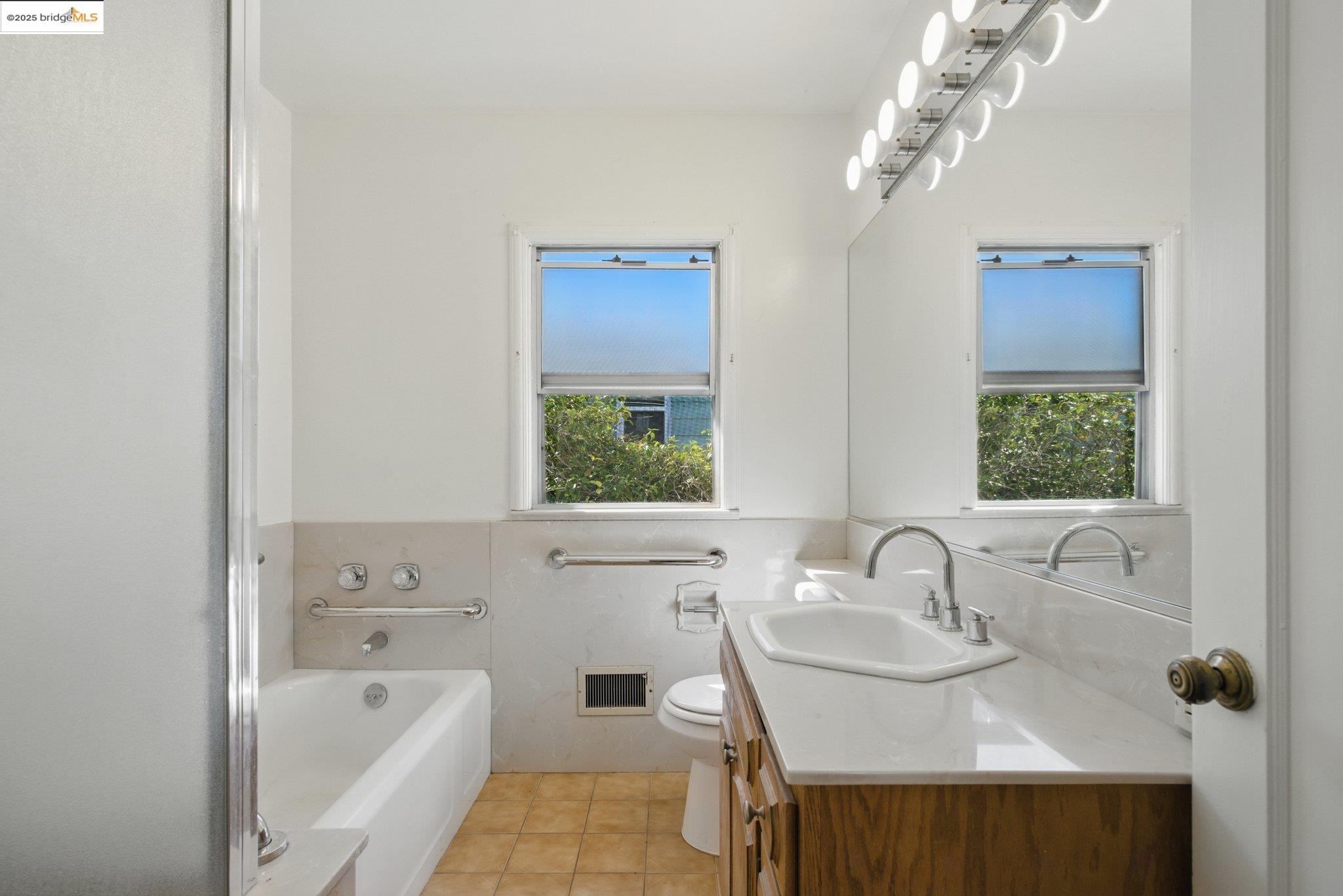 Detail Gallery Image 13 of 21 For 4689 Reinhardt Dr, Oakland,  CA 94619 - 4 Beds | 2 Baths