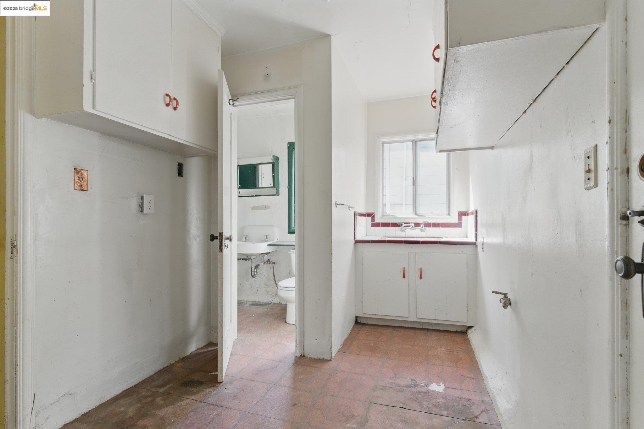 Detail Gallery Image 14 of 21 For 4689 Reinhardt Dr, Oakland,  CA 94619 - 4 Beds | 2 Baths