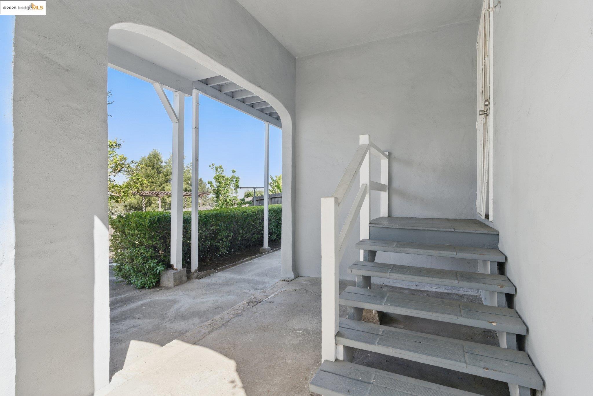 Detail Gallery Image 15 of 21 For 4689 Reinhardt Dr, Oakland,  CA 94619 - 4 Beds | 2 Baths