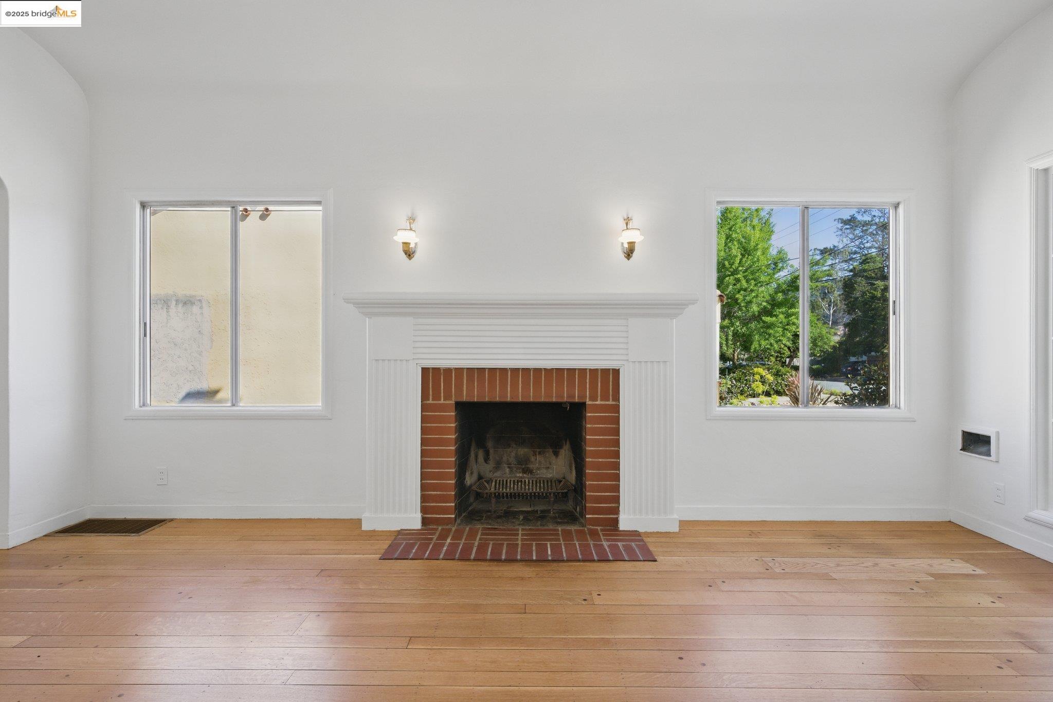Detail Gallery Image 3 of 21 For 4689 Reinhardt Dr, Oakland,  CA 94619 - 4 Beds | 2 Baths