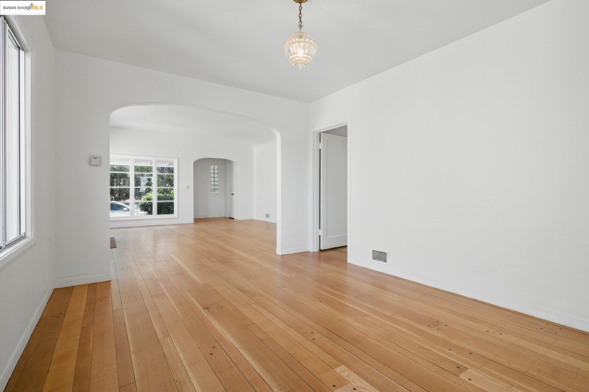 Detail Gallery Image 4 of 21 For 4689 Reinhardt Dr, Oakland,  CA 94619 - 4 Beds | 2 Baths