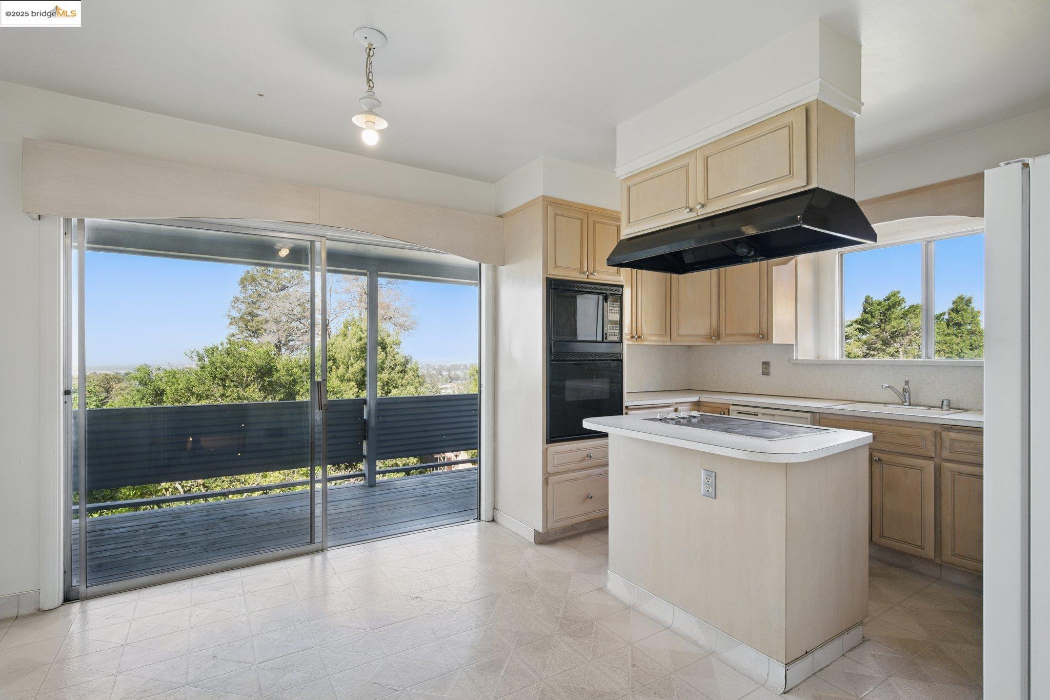 Detail Gallery Image 5 of 21 For 4689 Reinhardt Dr, Oakland,  CA 94619 - 4 Beds | 2 Baths