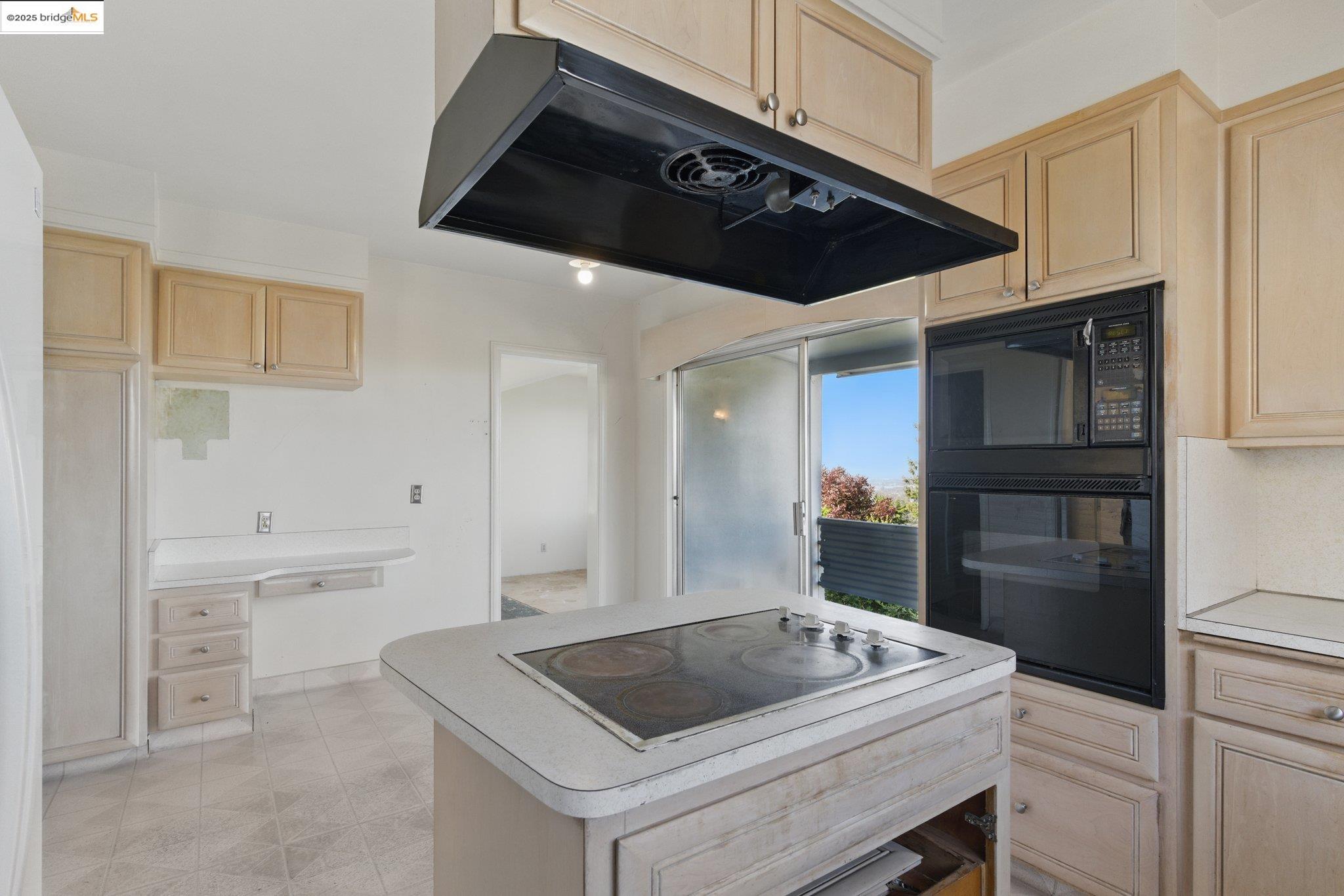 Detail Gallery Image 6 of 21 For 4689 Reinhardt Dr, Oakland,  CA 94619 - 4 Beds | 2 Baths
