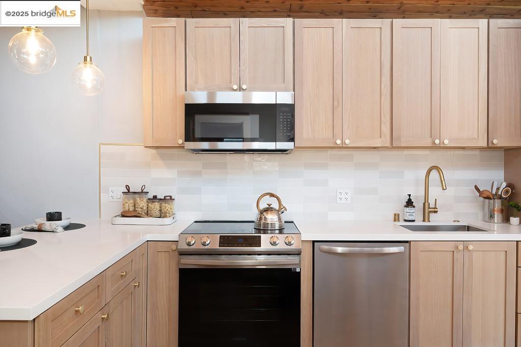 Detail Gallery Image 22 of 60 For 1215 55th St, Oakland,  CA 94608 - 2 Beds | 2 Baths