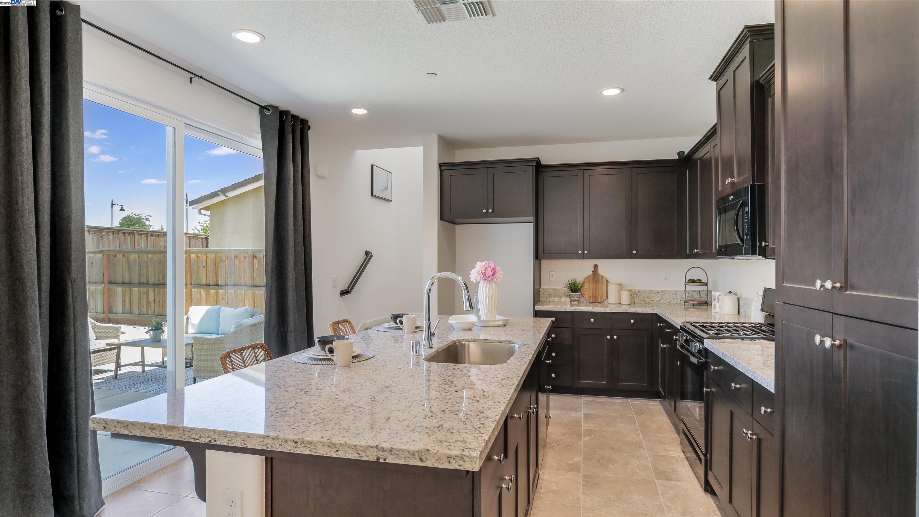 Detail Gallery Image 8 of 28 For 1515 Garden Farms Ave, Lathrop,  CA 95330 - 4 Beds | 3 Baths