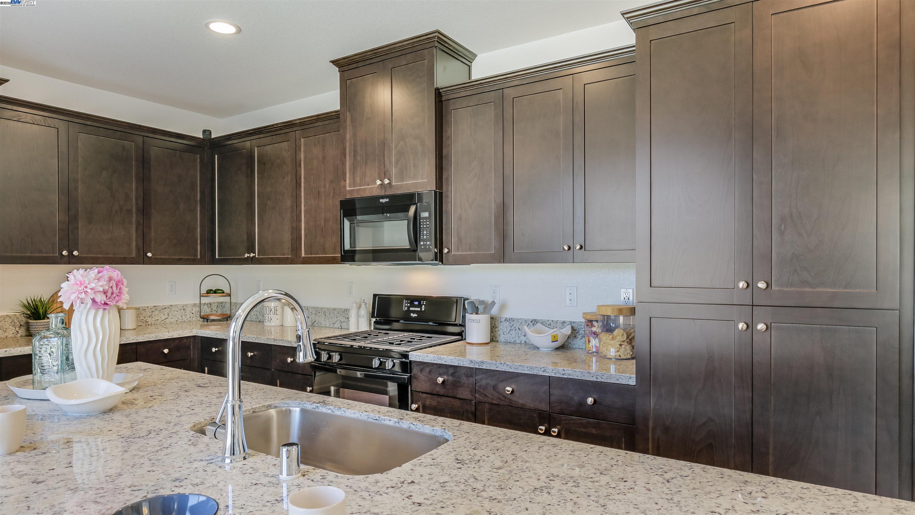 Detail Gallery Image 10 of 28 For 1515 Garden Farms Ave, Lathrop,  CA 95330 - 4 Beds | 3 Baths