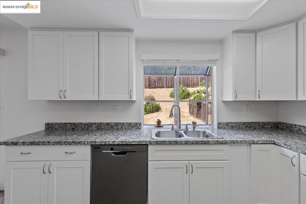 Detail Gallery Image 6 of 24 For 238 Genoa Court, Vallejo,  CA 94589 - 3 Beds | 2/1 Baths
