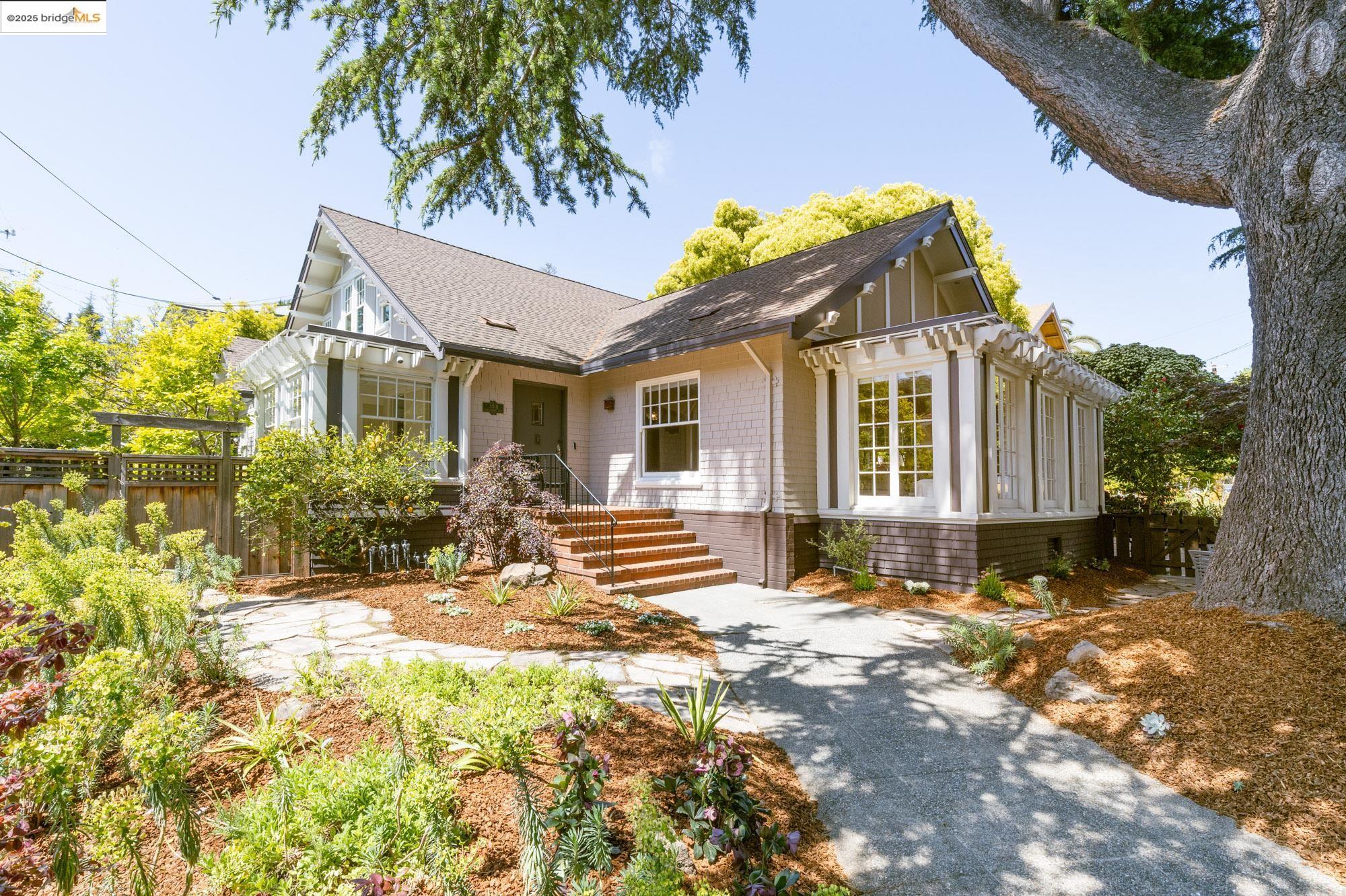 Detail Gallery Image 2 of 59 For 3801 Lakeshore Ave, Oakland,  CA 94610 - 4 Beds | 2/1 Baths