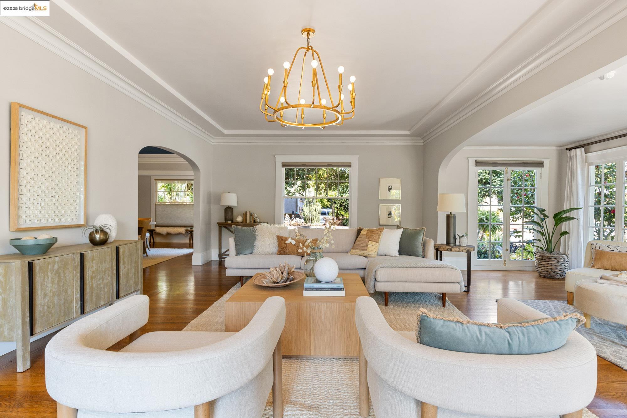 Detail Gallery Image 11 of 59 For 3801 Lakeshore Ave, Oakland,  CA 94610 - 4 Beds | 2/1 Baths