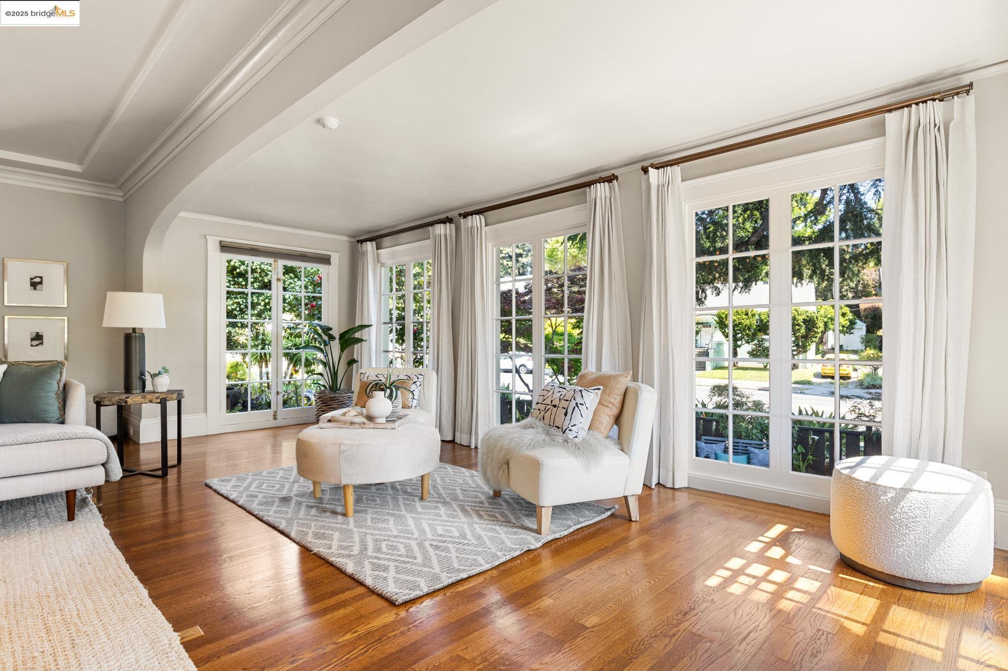 Detail Gallery Image 14 of 59 For 3801 Lakeshore Ave, Oakland,  CA 94610 - 4 Beds | 2/1 Baths