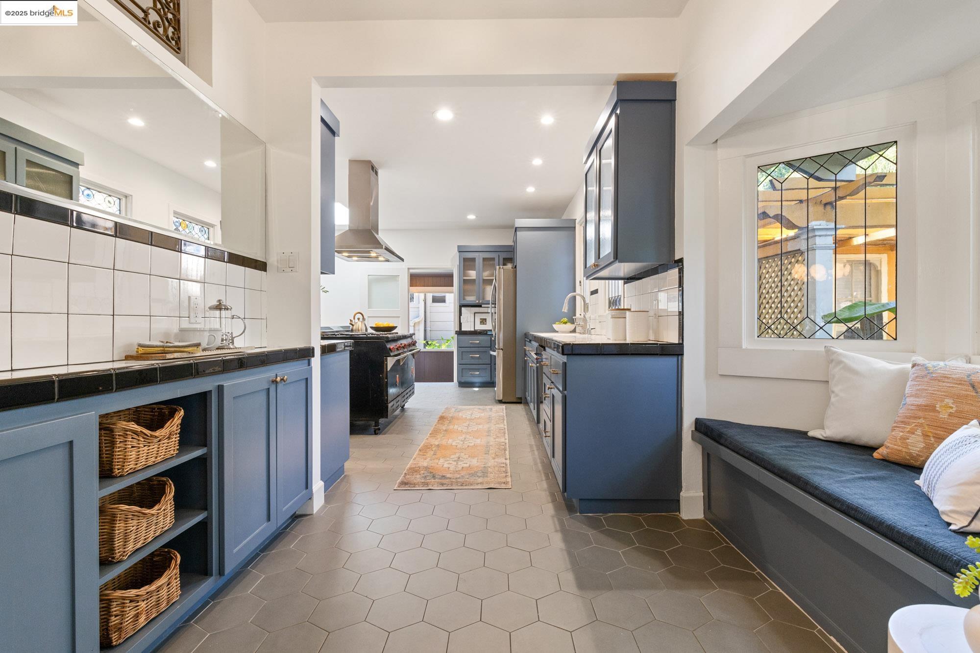 Detail Gallery Image 20 of 59 For 3801 Lakeshore Ave, Oakland,  CA 94610 - 4 Beds | 2/1 Baths