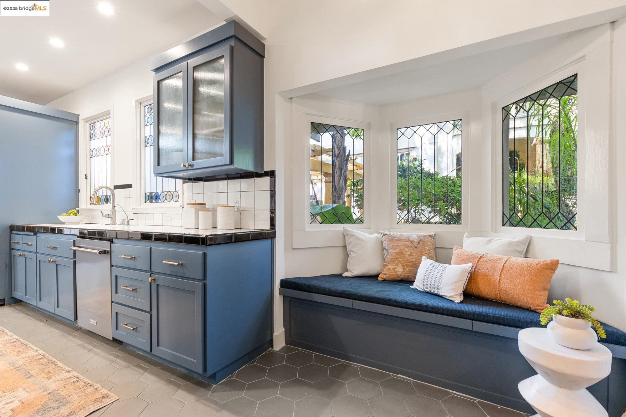 Detail Gallery Image 21 of 59 For 3801 Lakeshore Ave, Oakland,  CA 94610 - 4 Beds | 2/1 Baths