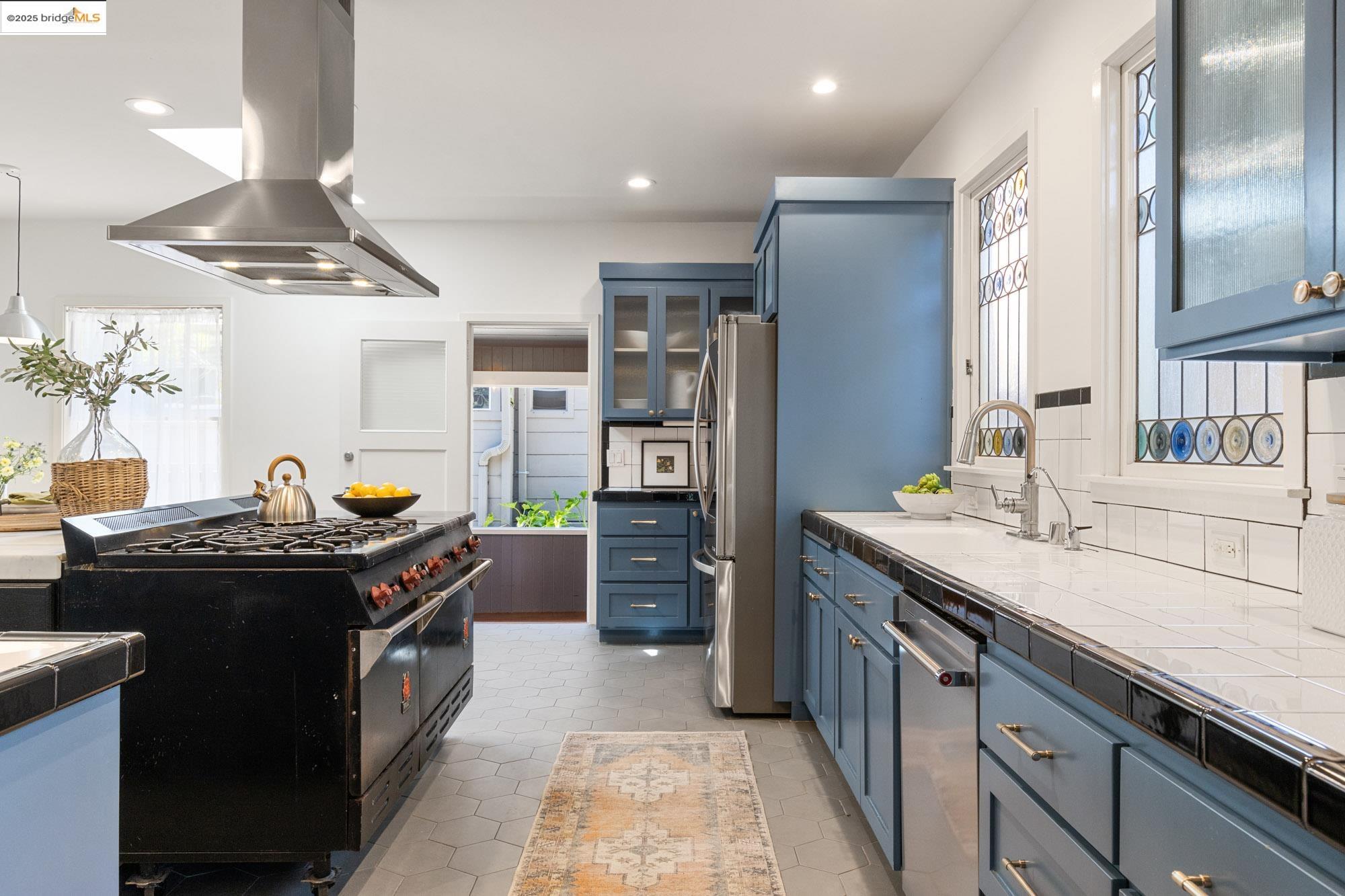 Detail Gallery Image 22 of 59 For 3801 Lakeshore Ave, Oakland,  CA 94610 - 4 Beds | 2/1 Baths