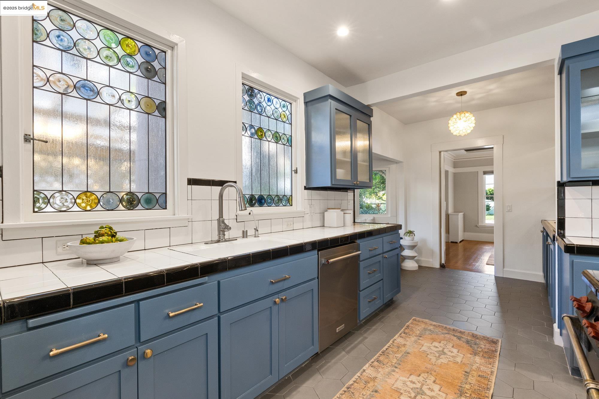 Detail Gallery Image 24 of 59 For 3801 Lakeshore Ave, Oakland,  CA 94610 - 4 Beds | 2/1 Baths