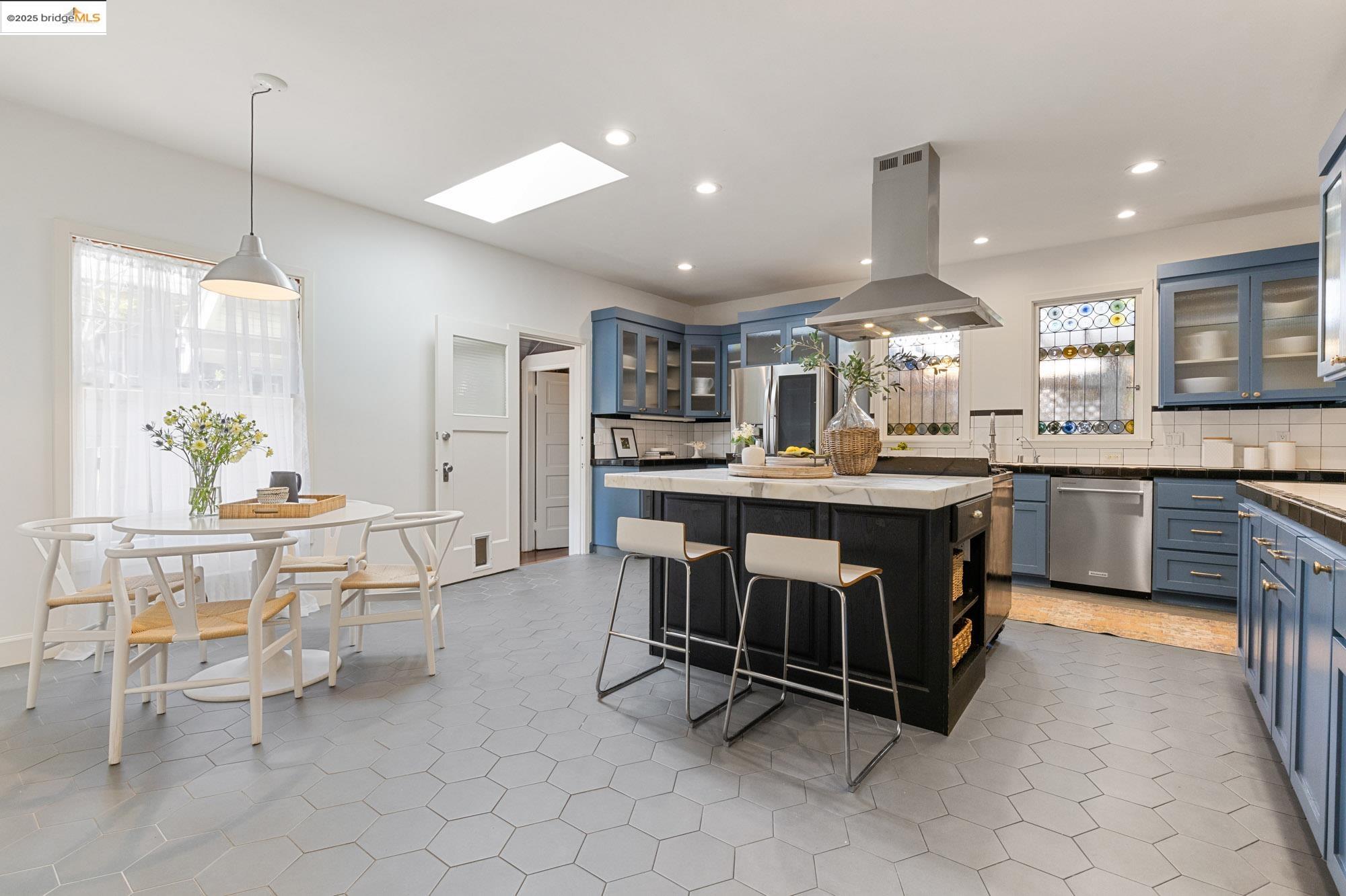 Detail Gallery Image 25 of 59 For 3801 Lakeshore Ave, Oakland,  CA 94610 - 4 Beds | 2/1 Baths