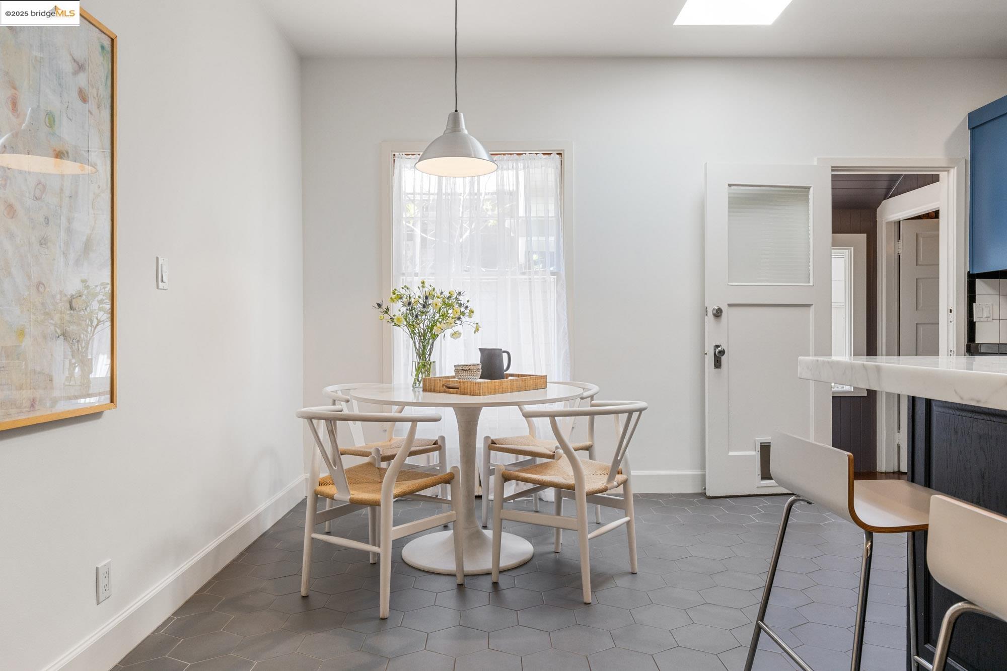 Detail Gallery Image 26 of 59 For 3801 Lakeshore Ave, Oakland,  CA 94610 - 4 Beds | 2/1 Baths