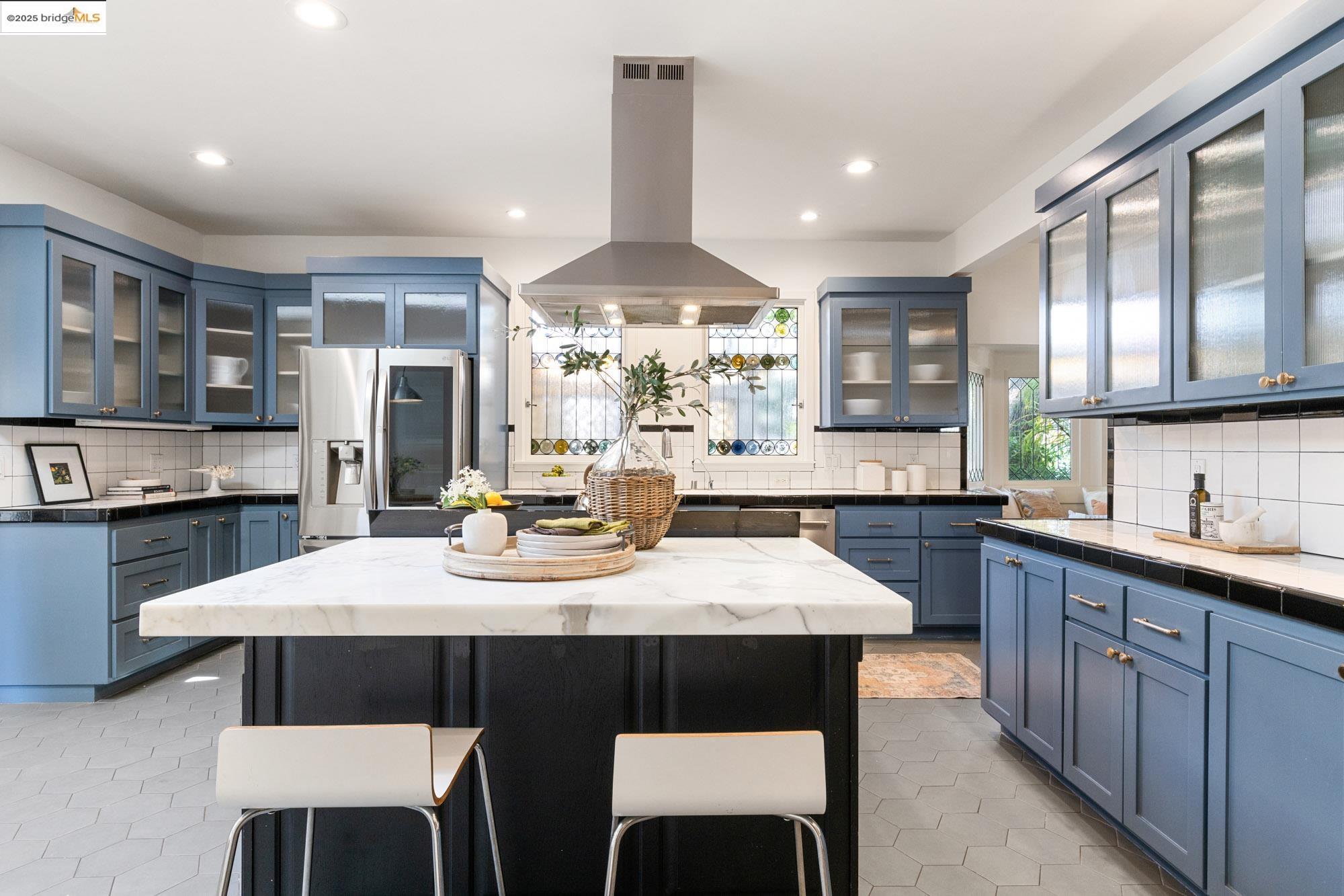 Detail Gallery Image 27 of 59 For 3801 Lakeshore Ave, Oakland,  CA 94610 - 4 Beds | 2/1 Baths
